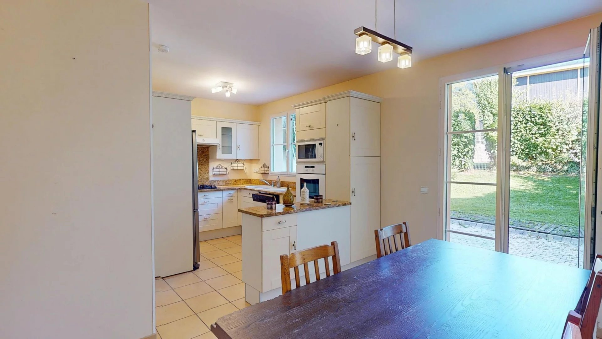 Villa 3 chambres, 3 SdB, jardin, dans résidence piscine - prox. Genève