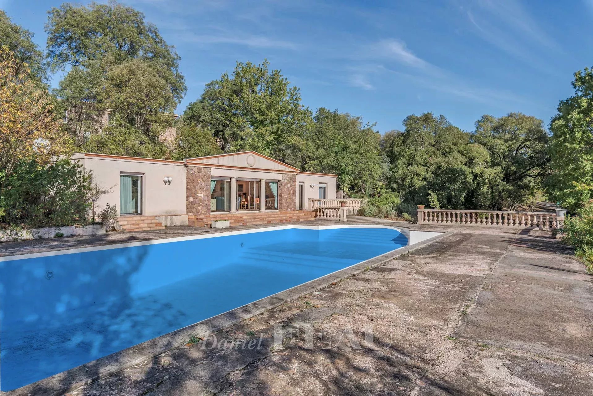 Sale Mas Bagnols-en-Forêt