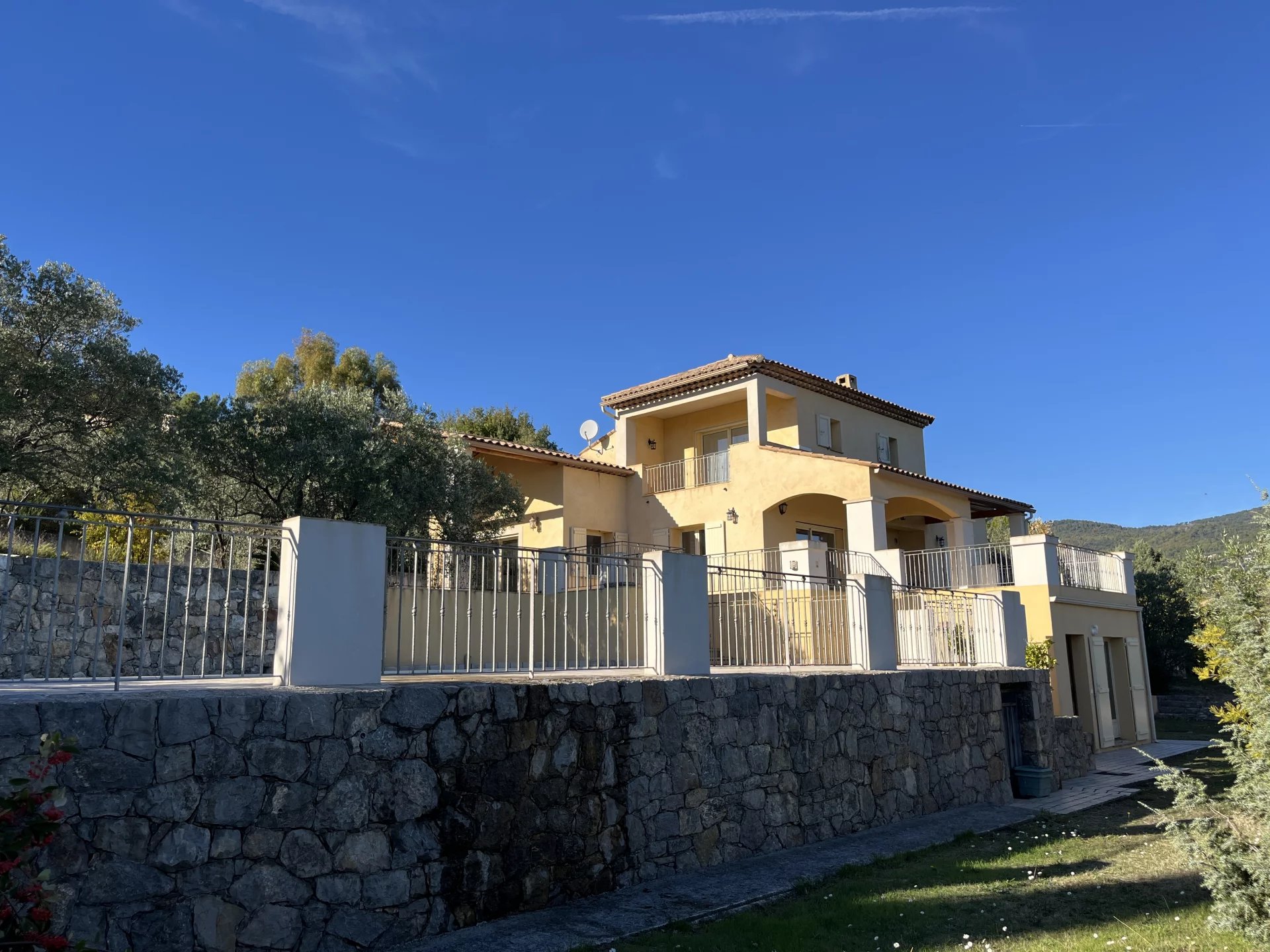 Villa with nice view and independent studio - Seillans