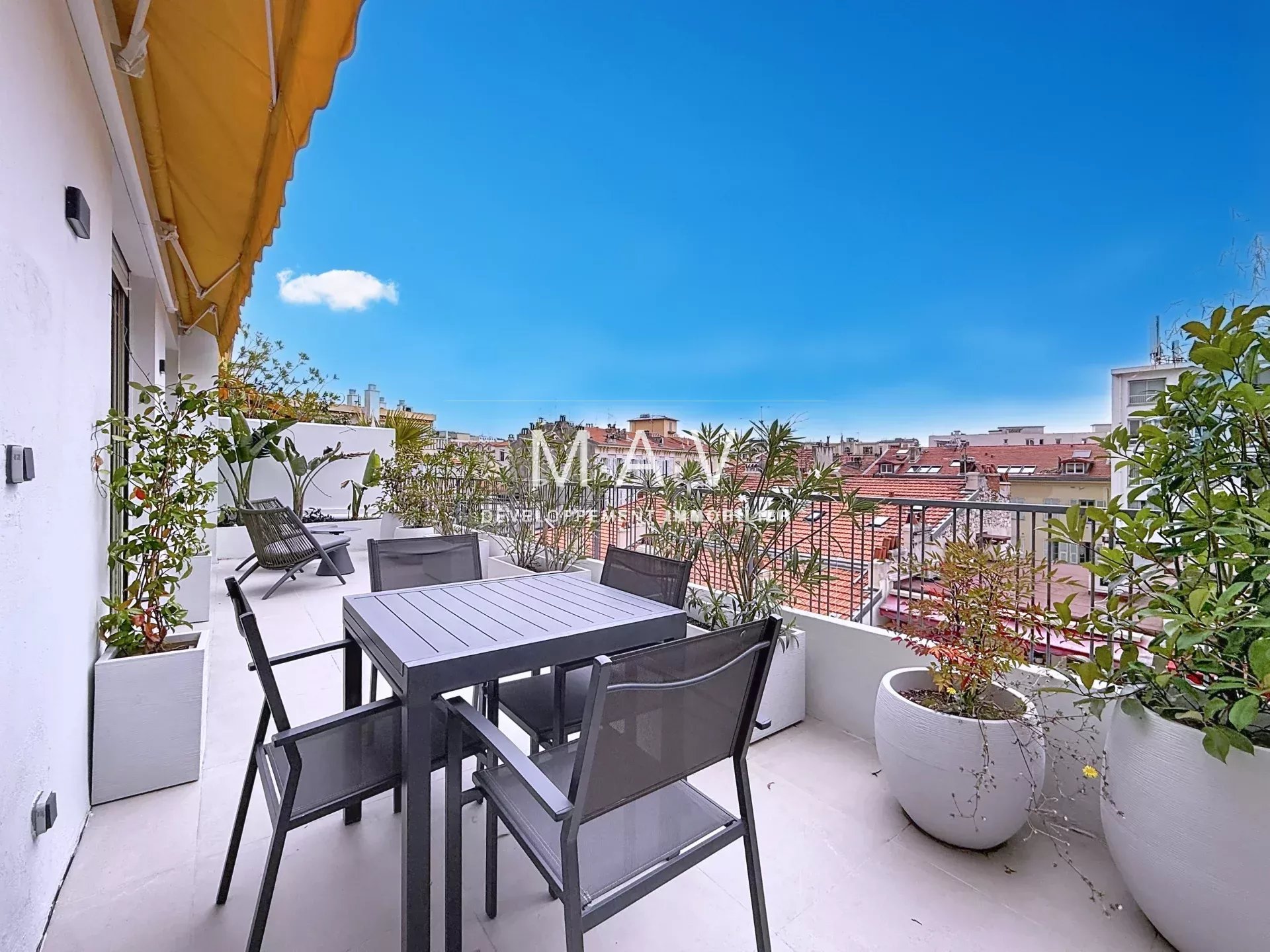 HEART OF NICE CITY CENTER RENOVATED 4-ROOM APARTMENT TERRACE 31 M2