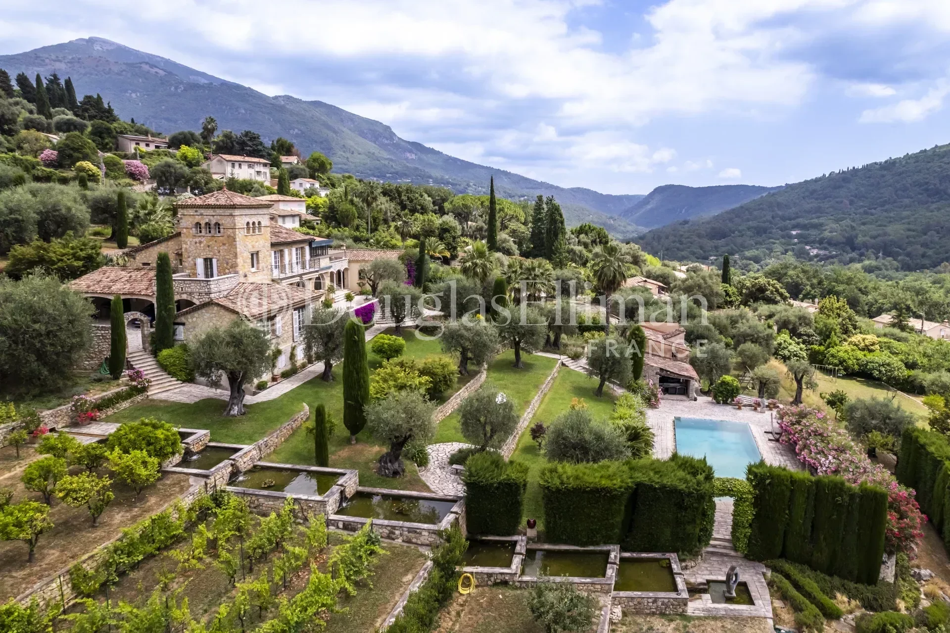 LE BAR-SUR-LOUP : An Exceptional Stone Estate with Panoramic Views, Pool, Tennis & Provençal Gardens - Picture n°3