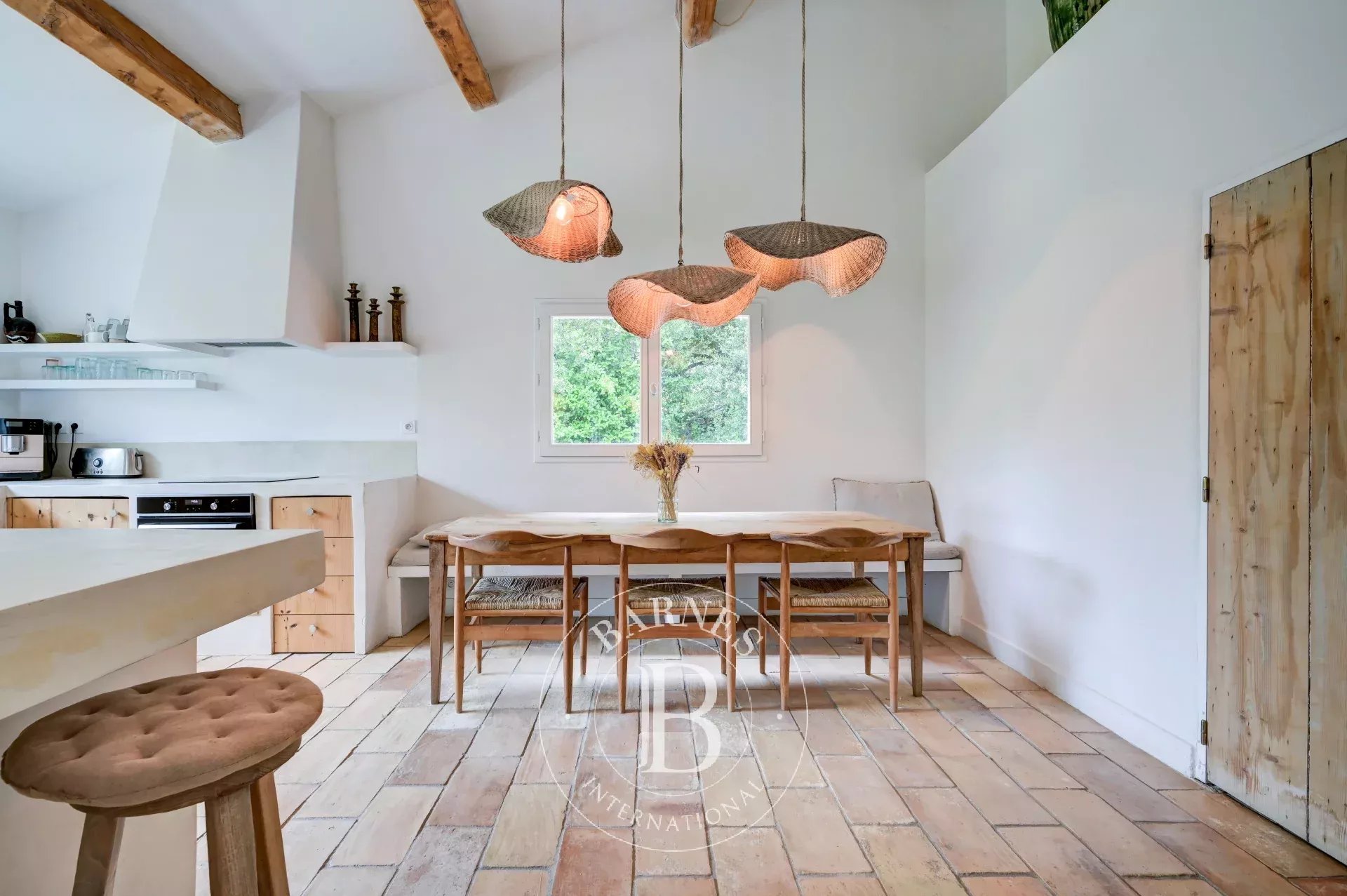 Just outside Aix-en-Provence – 5-Bedroom Home – Swimming Pool – 2,974 sqm Land – Peaceful Setting