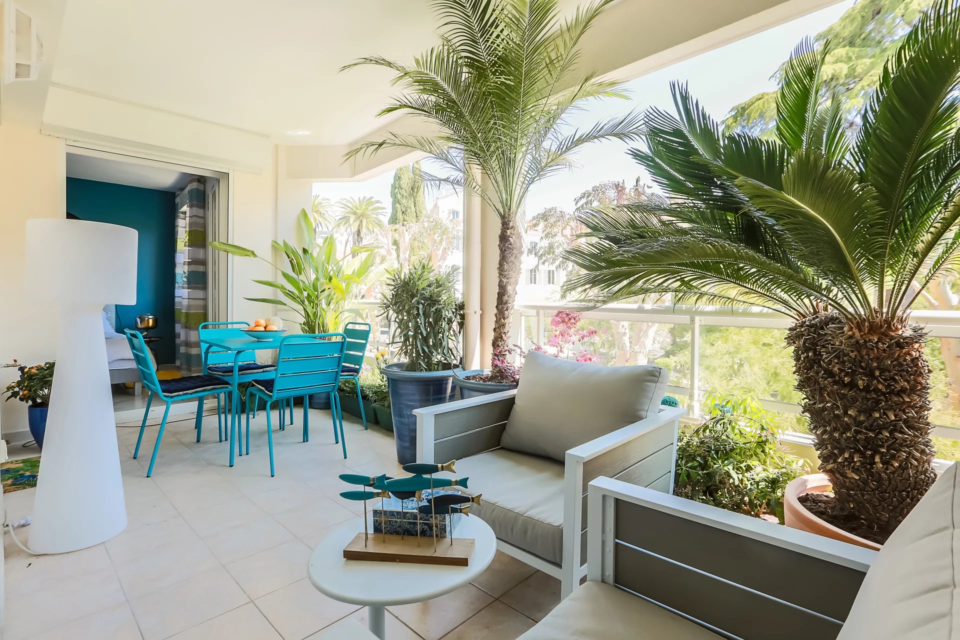 Cannes, limit Banane, one bedroom apartment with terrace and underground garage.