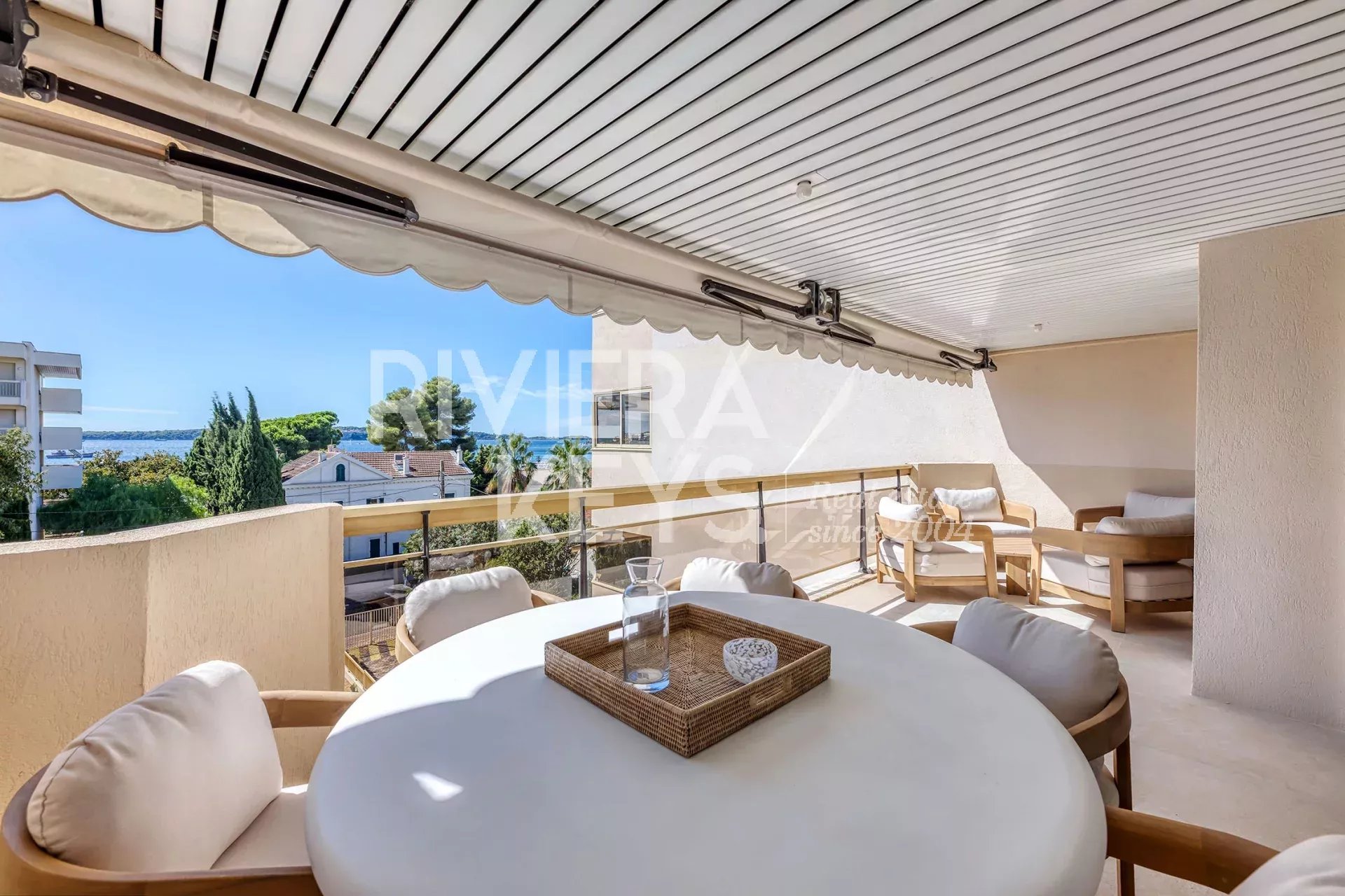 CANNES - Palm Beach : Appartement 4 pièces d'exception avec vue mer et piscine
