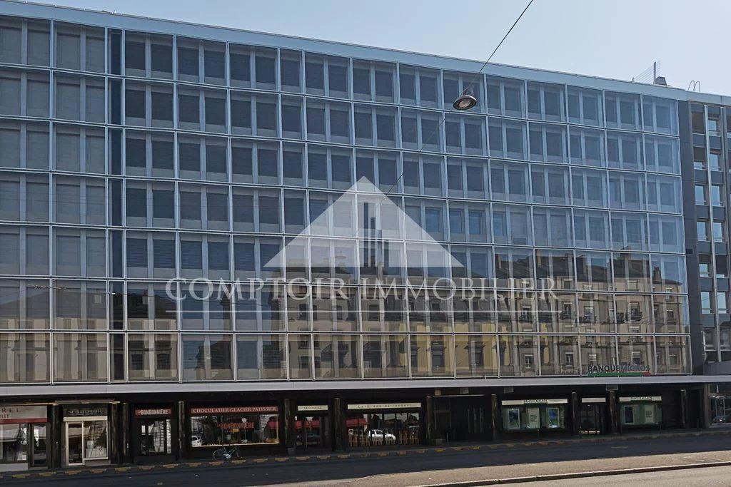 Dépôt au sous-sol d'un immeuble du centre-ville, divisé en deux surfaces communicantes de 96,5m2 et 41,5m2.