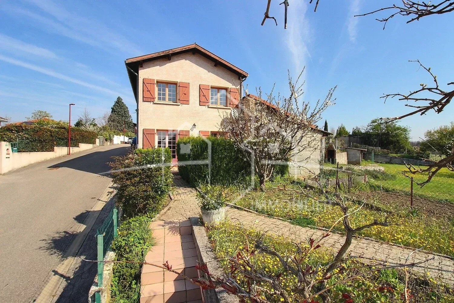 Maison de village 95 m² – 3 chambres, jardin, terrasse et garage