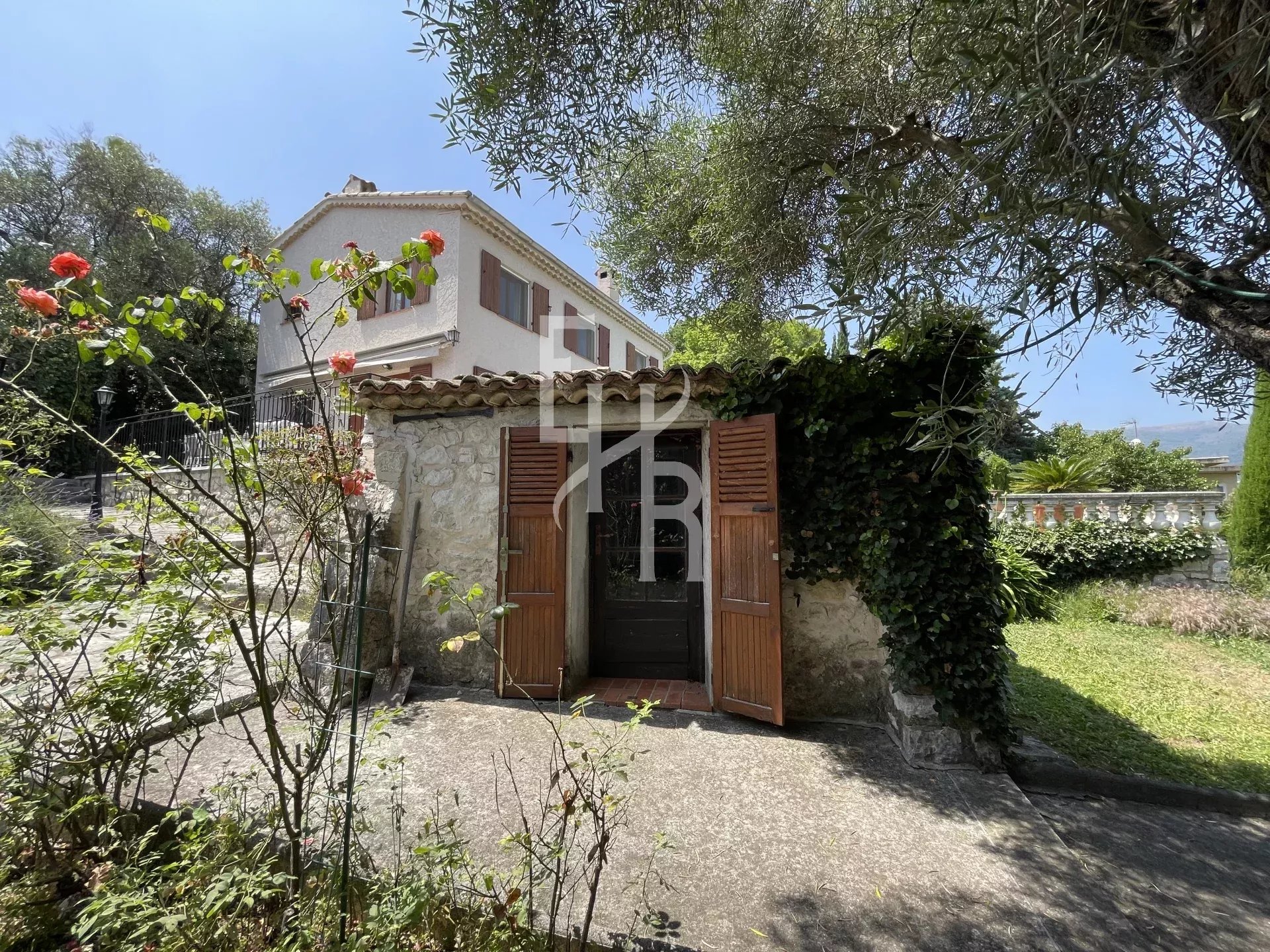 Villa d'Exception à Vence : Vue Spectaculaire, Calme Absolu et Proximité Idéale