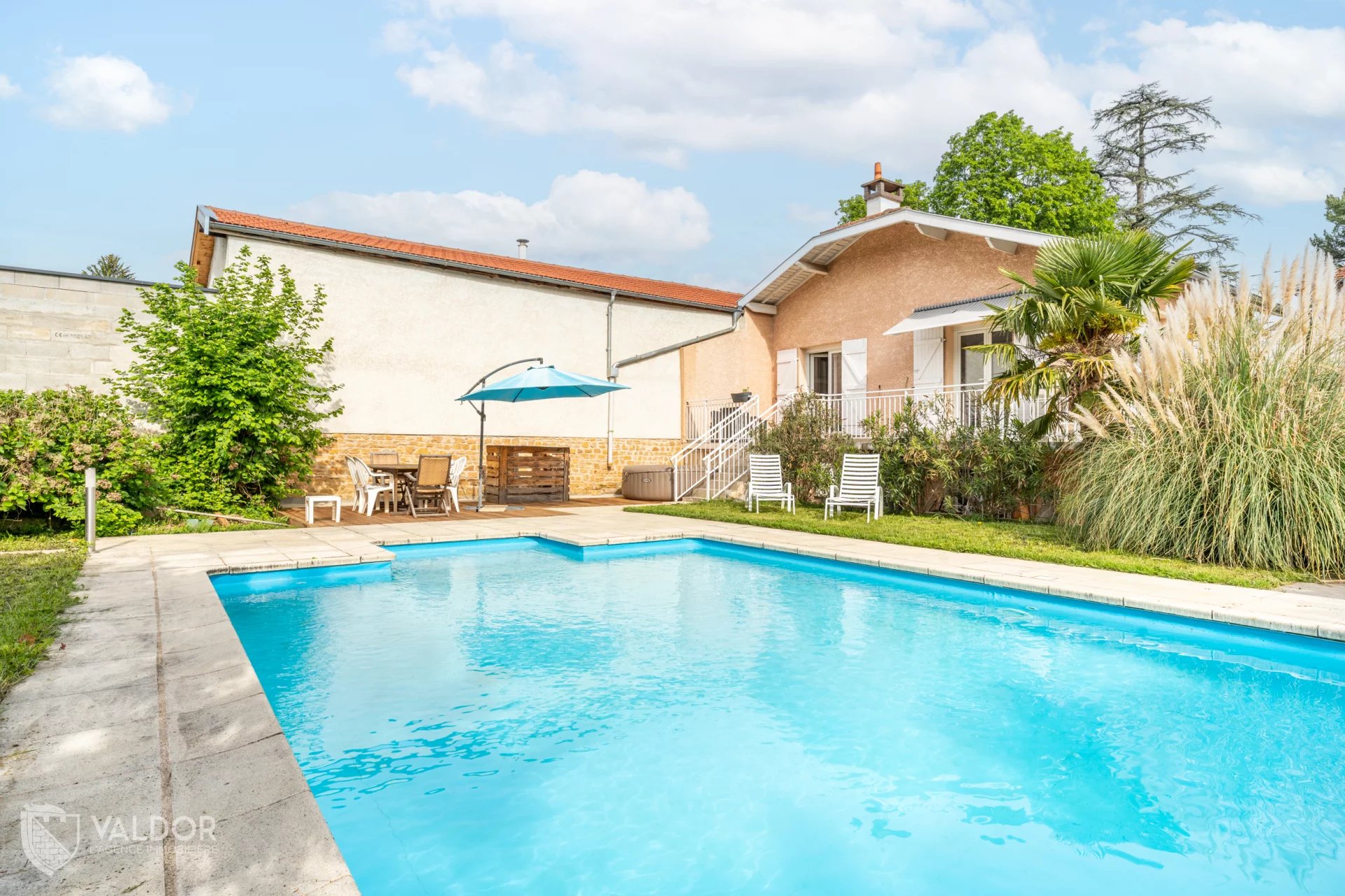 Maison d'environ 135 m² avec piscine - Chasselay (69380)