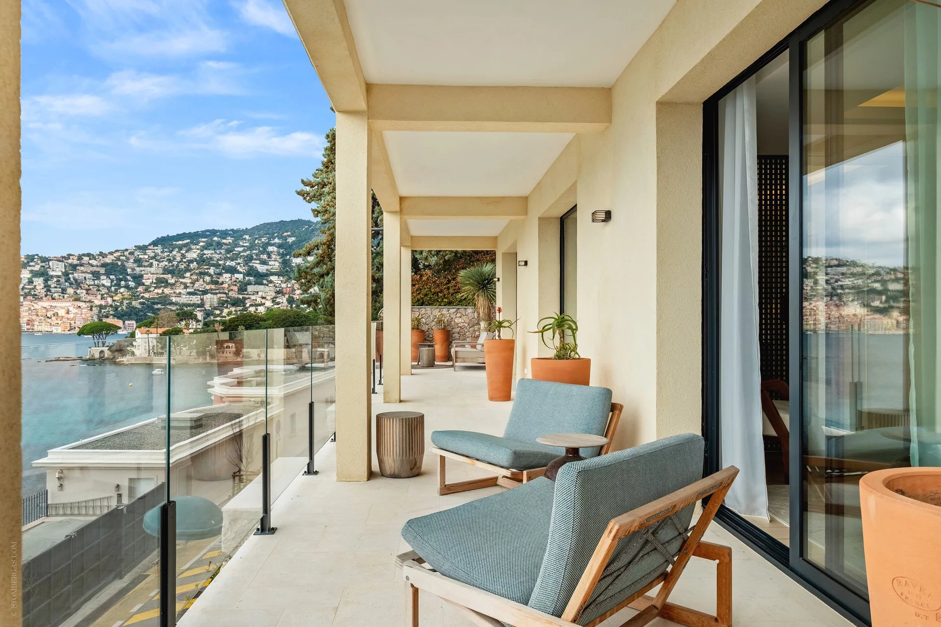 Design de bon goût avec vue panoramique sur la baie de Villefranche