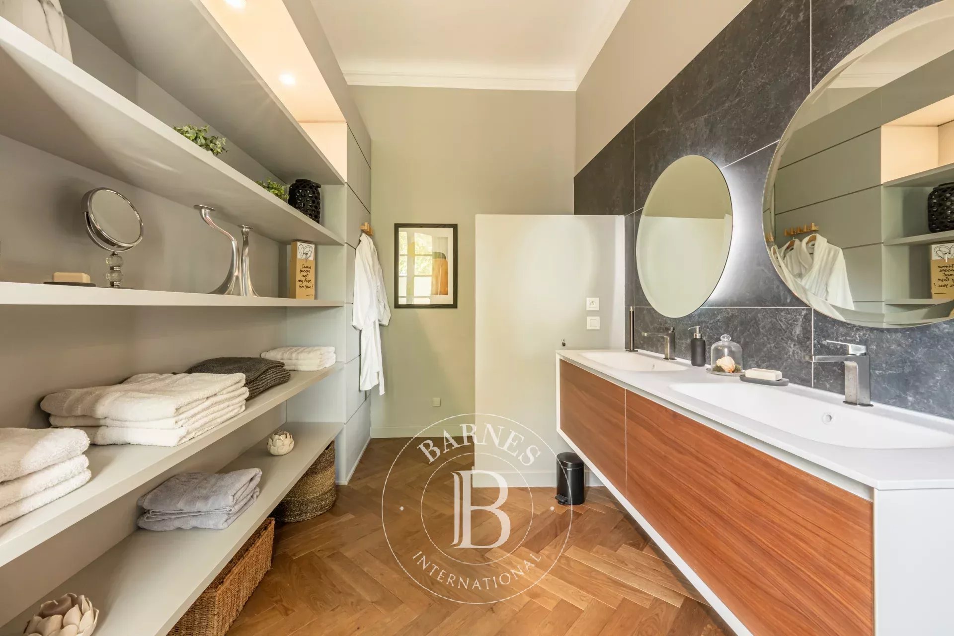 AIX-EN-PROVENCE - OLD APARTMENT RENOVED IN A CASTEL NESTLED IN A PARC -1700.7 FT2-2 BEDROOMS-GARAGE AND PARK. - picture 18