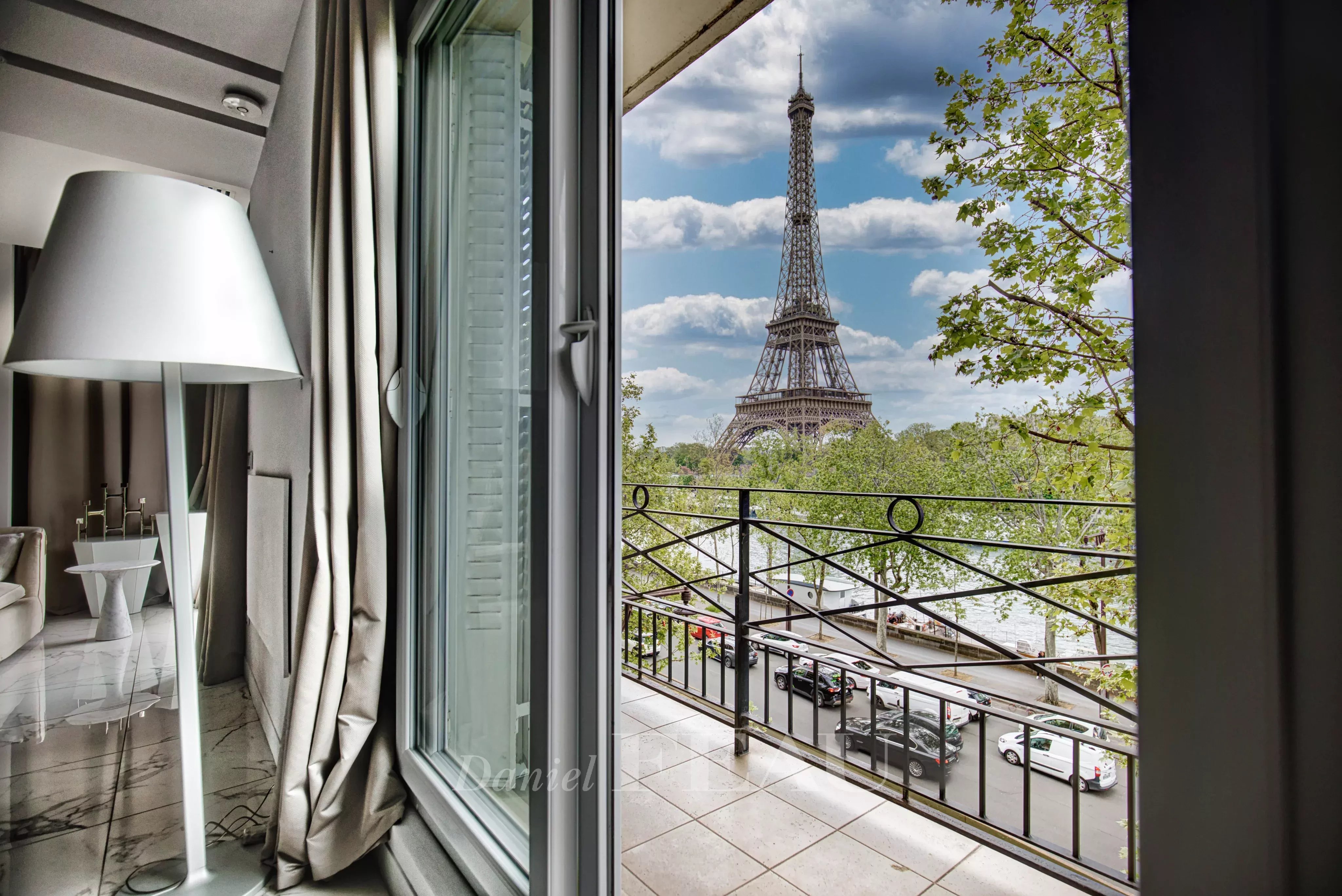 Séjour vue panoramique du balcon sur la Tour Eiffel et la Seine