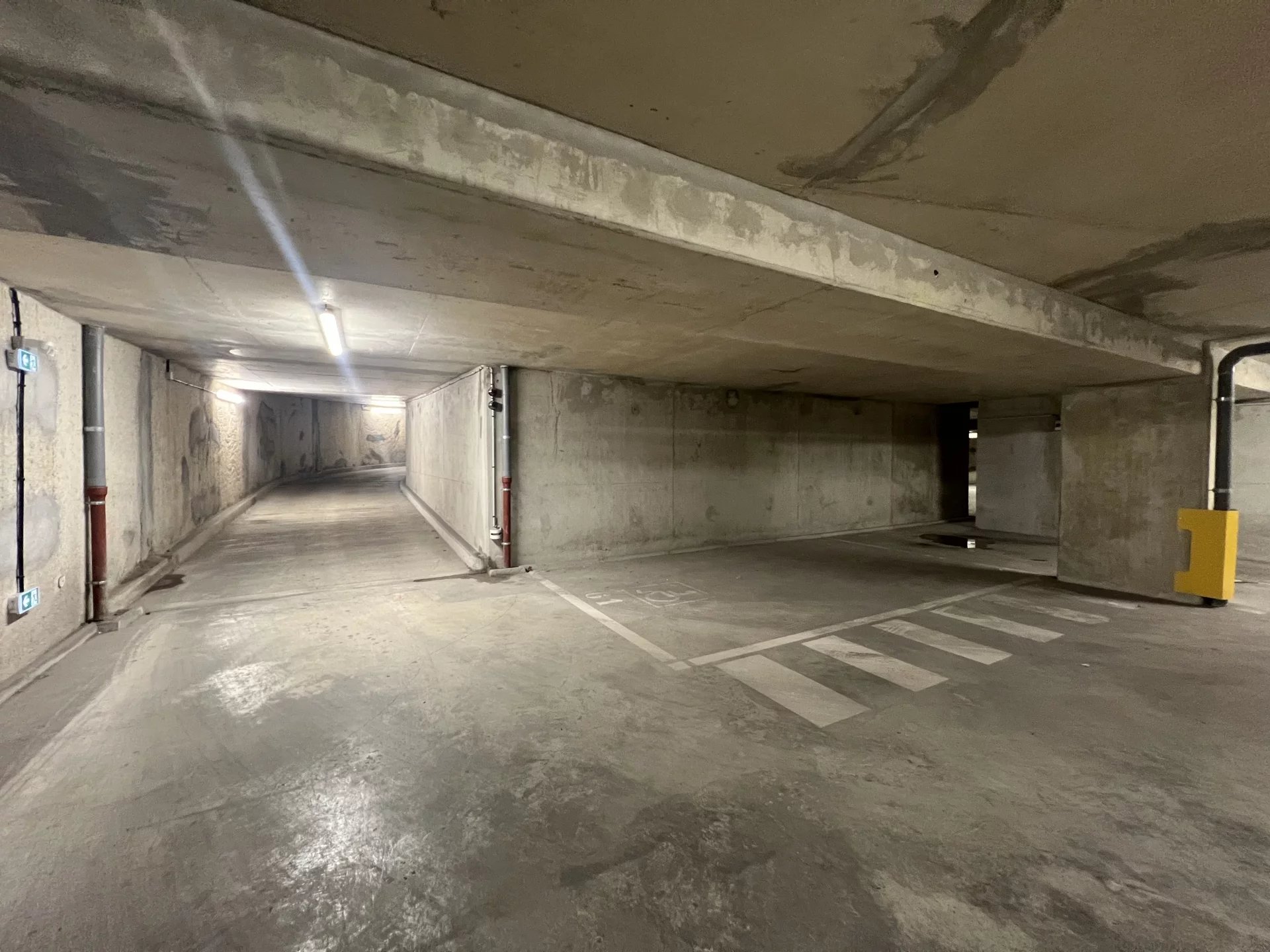 Place de Parking PMR en S/SOL