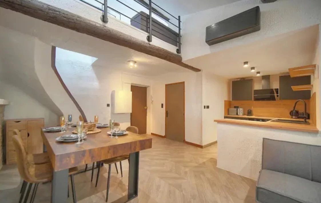 DUPLEX , 2 CHAMBRES, entièrement rénové CANNES SUQUET