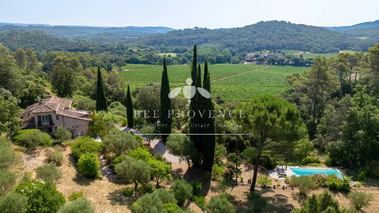 Magnifique domaine de cinq hectares avec maison de charme, oliviers et piscine