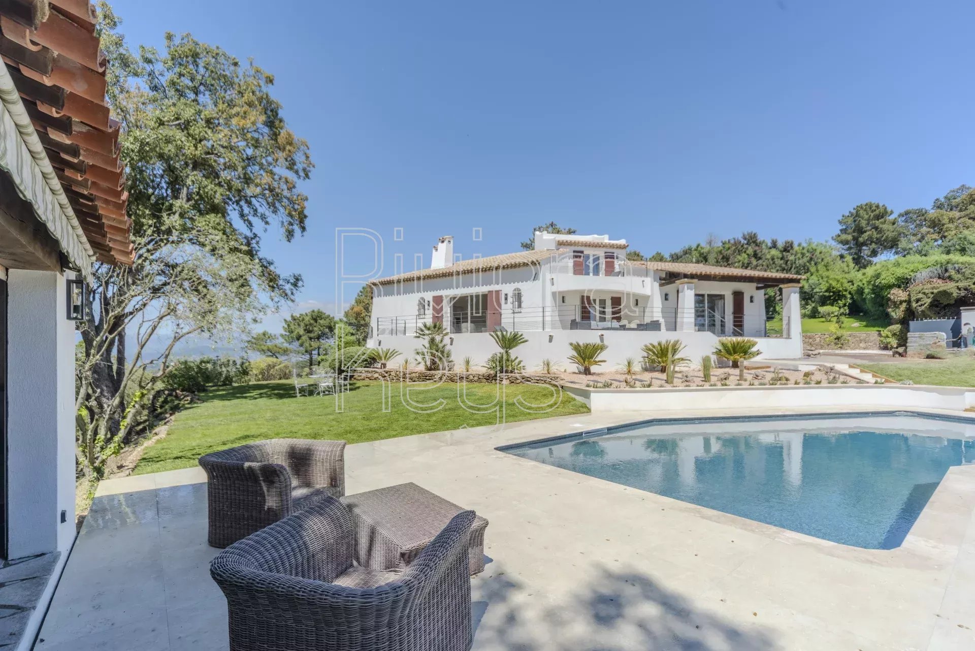 TANNERON – Renovated 280 m² Villa with Panoramic View and Swimming Pool