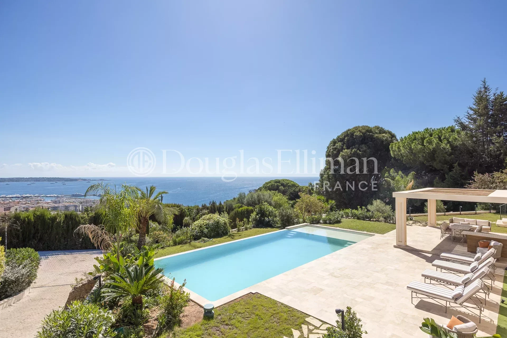 VALLAURIS – GOLFE JUAN – Villa entièrement rénovée avec vue mer & piscine à débordement - Image nᵒ2