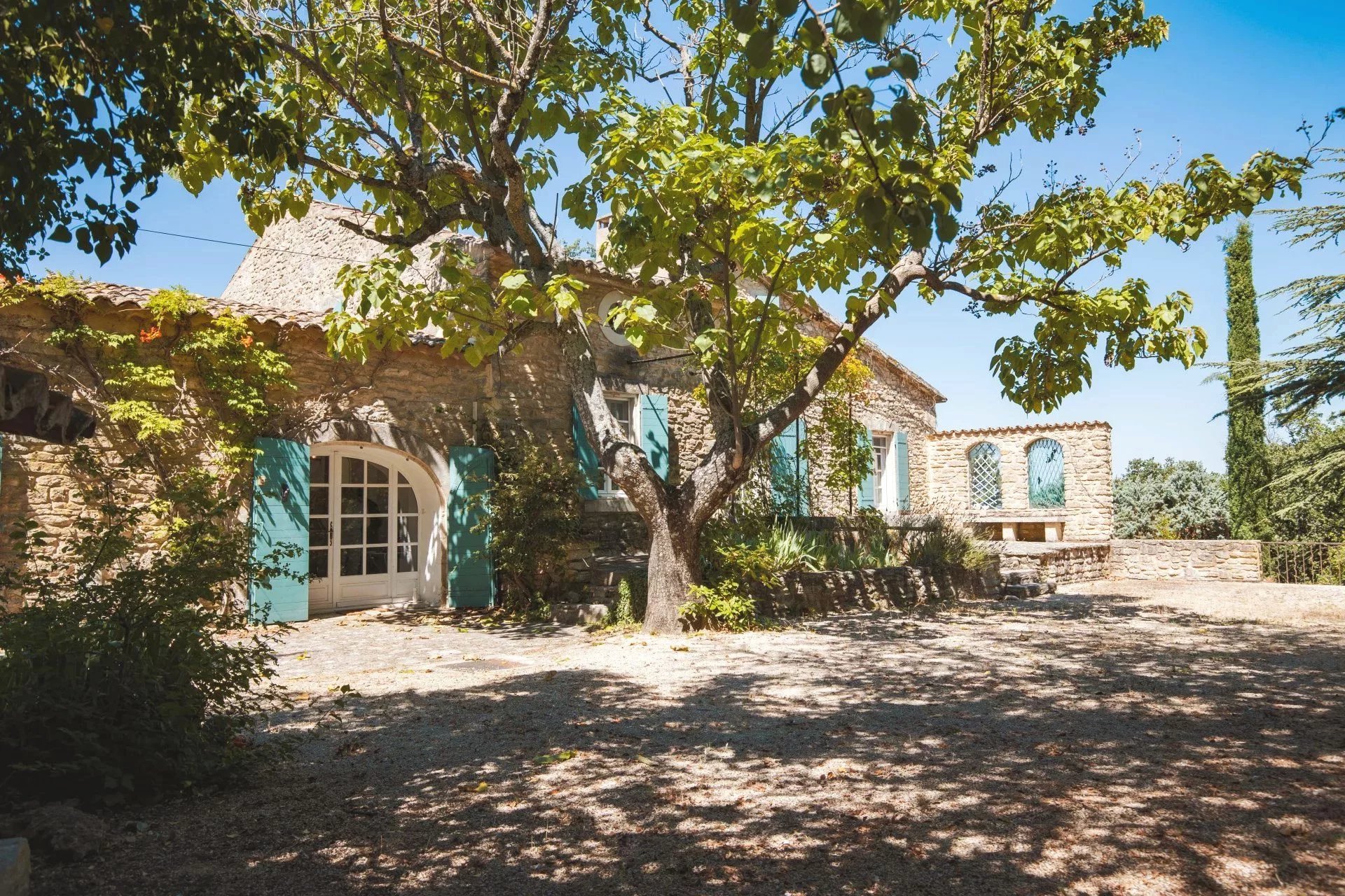 SOLE AGENT - LACOSTE - STONE FARMHOUSE WITH SWIMMING POOL