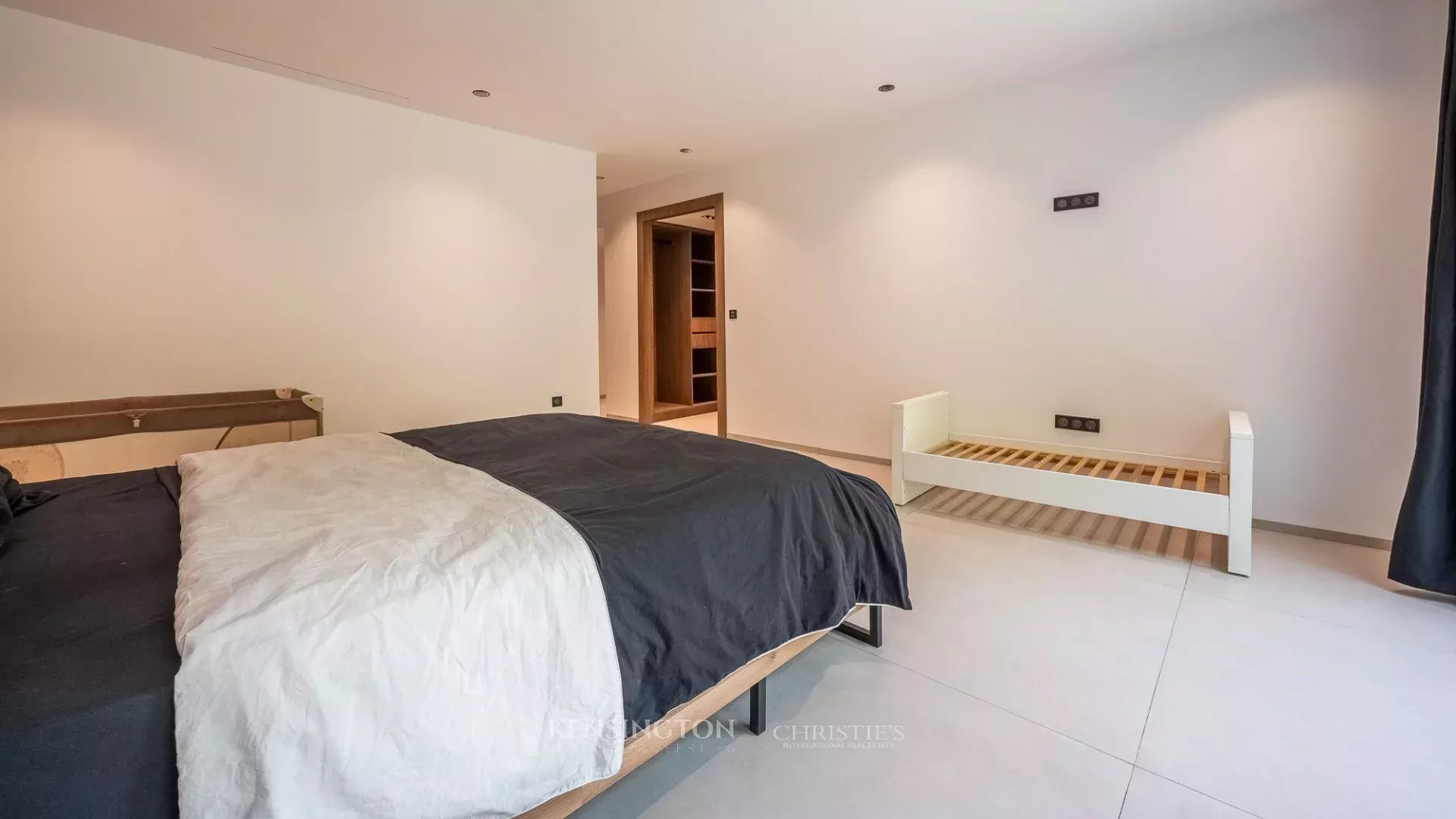 8 Bedroom Villa/Townhouse's Image 55