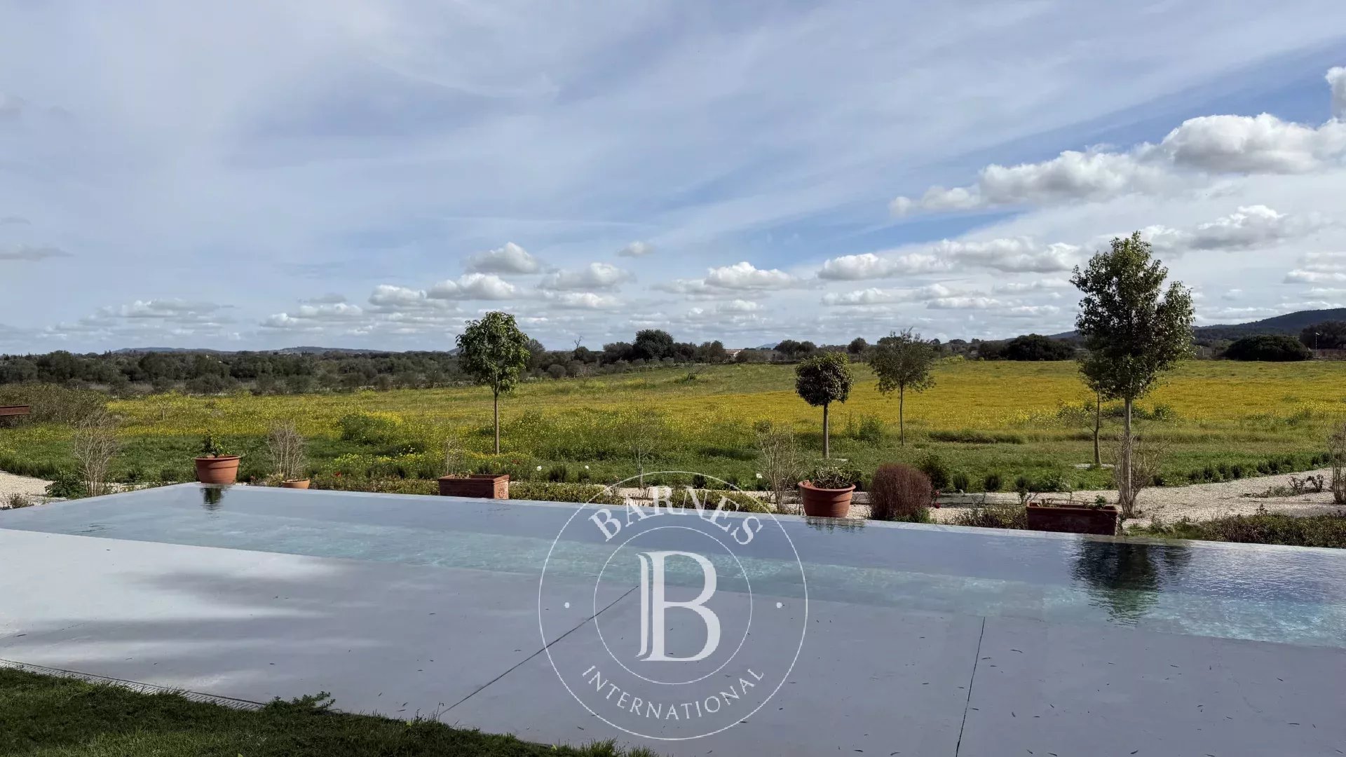 Renovierte 200 Jahre alte Mallorca-Finca mit Infinity-Pool, Gästehäusern und Panoramablick auf die Berge