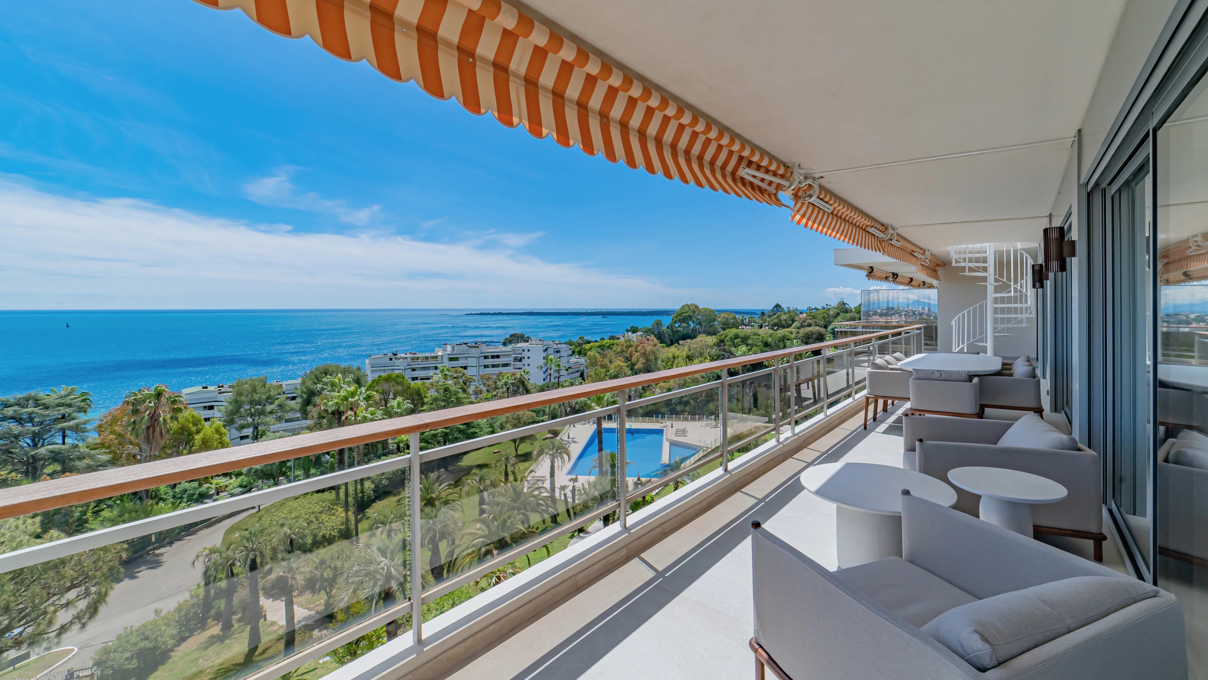 CALIFORNIA GOLFE JUAN-SOLE AGENT - Fabulous Penthouse with Panoramic Sea View