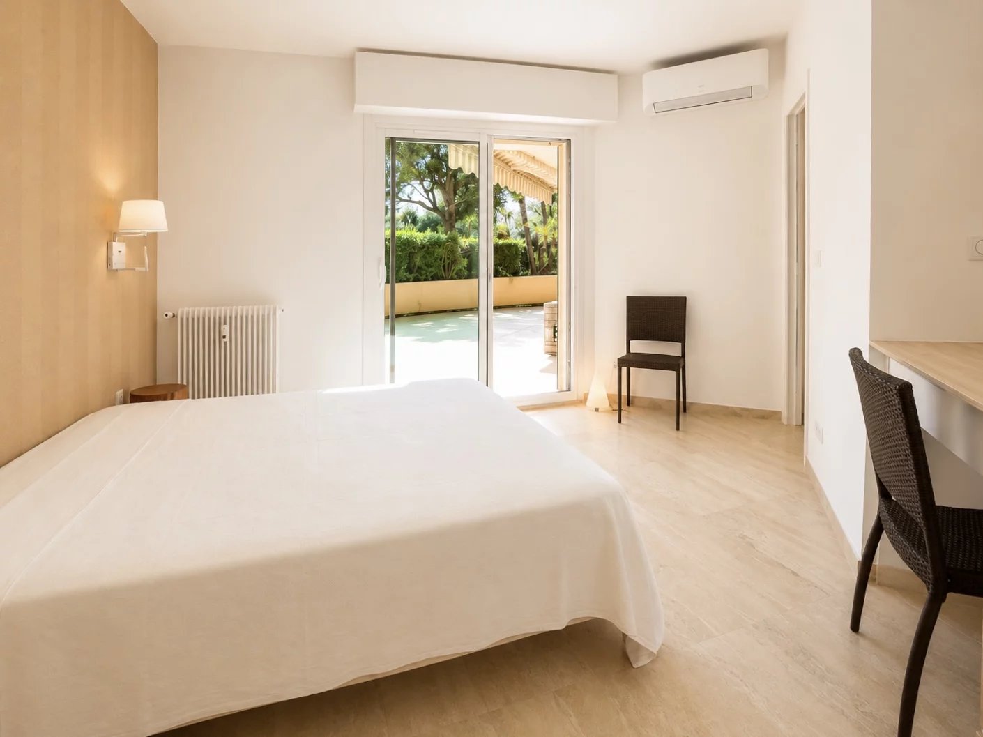CANNES PALM BEACH – Elegant 1-Bedroom Apartment with Sea View & Exceptional Terrace