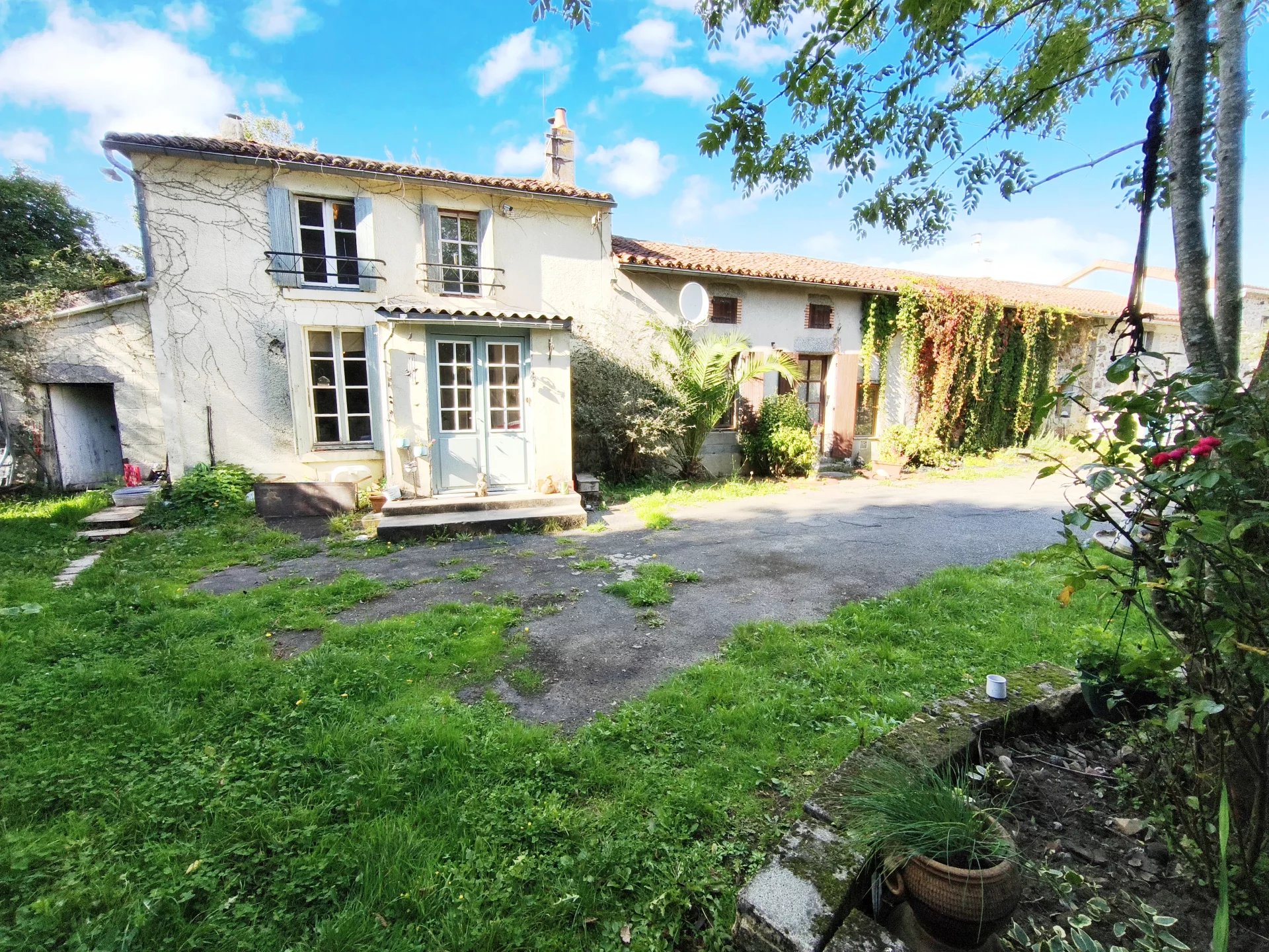 Charming semi-detached Home with barns, orchard and 5000m² of land