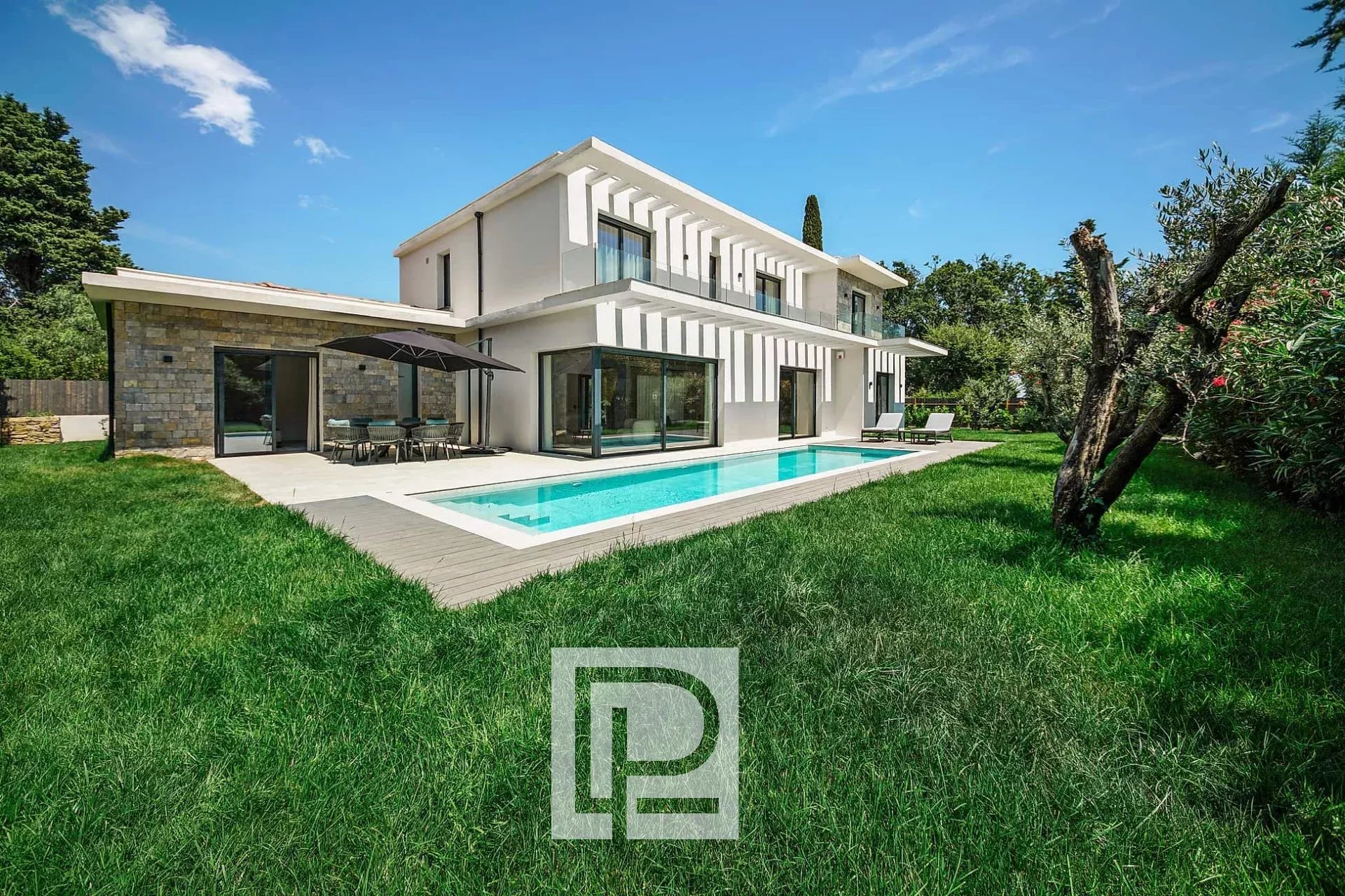 Brand new contemporary villa (sold furnished) in a quiet prime residential area