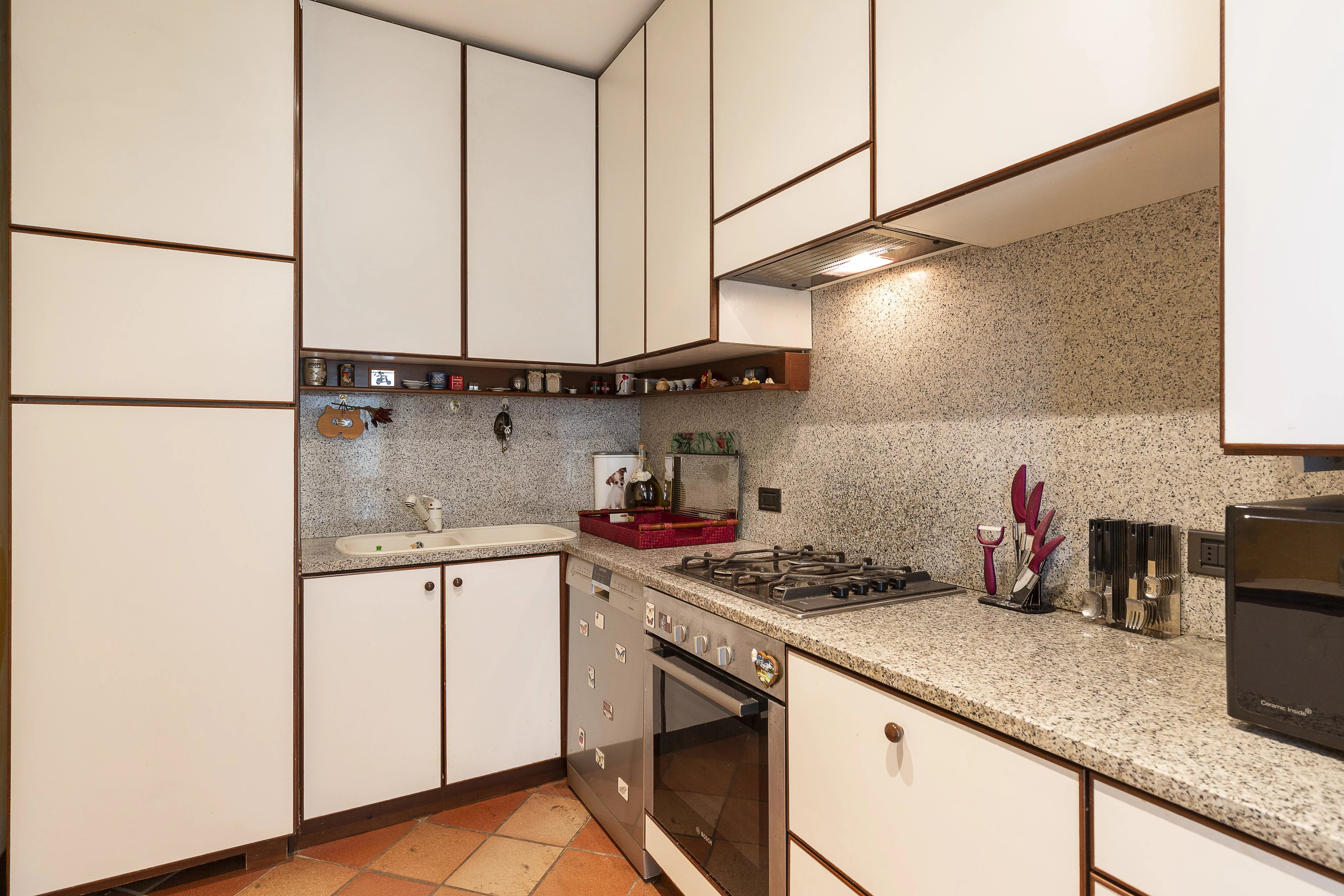 Portion of Villa, pied à l'eau, for sale in Como, on the Lake. - picture 12 title=