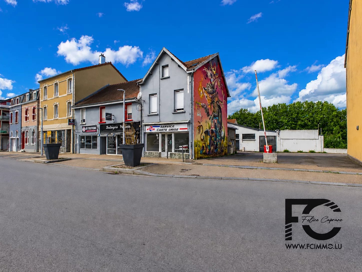FOR SALE – Mixed building with commercial space + 2-bedroom duplex in Longlaville