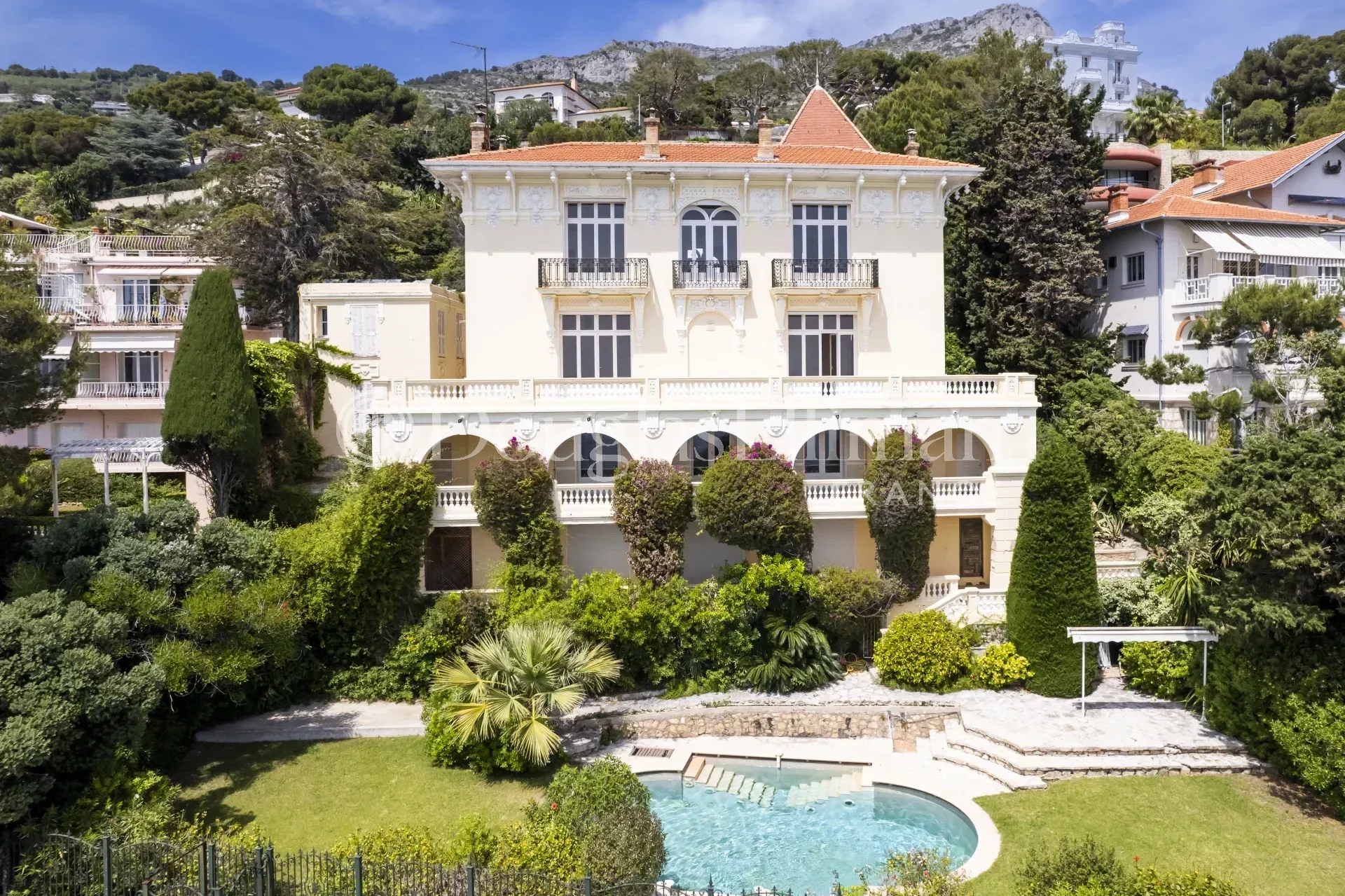 CAP D&rsquo;AIL – Magnifique villa Belle Epoque pieds dans l&rsquo;eau - Image nᵒ3