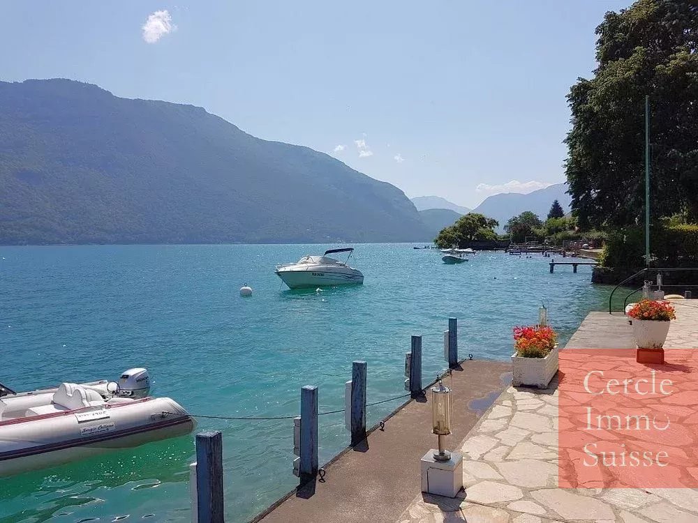 À Vendre – Hôtel Restaurant d’Exception à Doussard | Vue Imprenable sur le Lac d’Annecy pieds dans l'eau - Photo 3