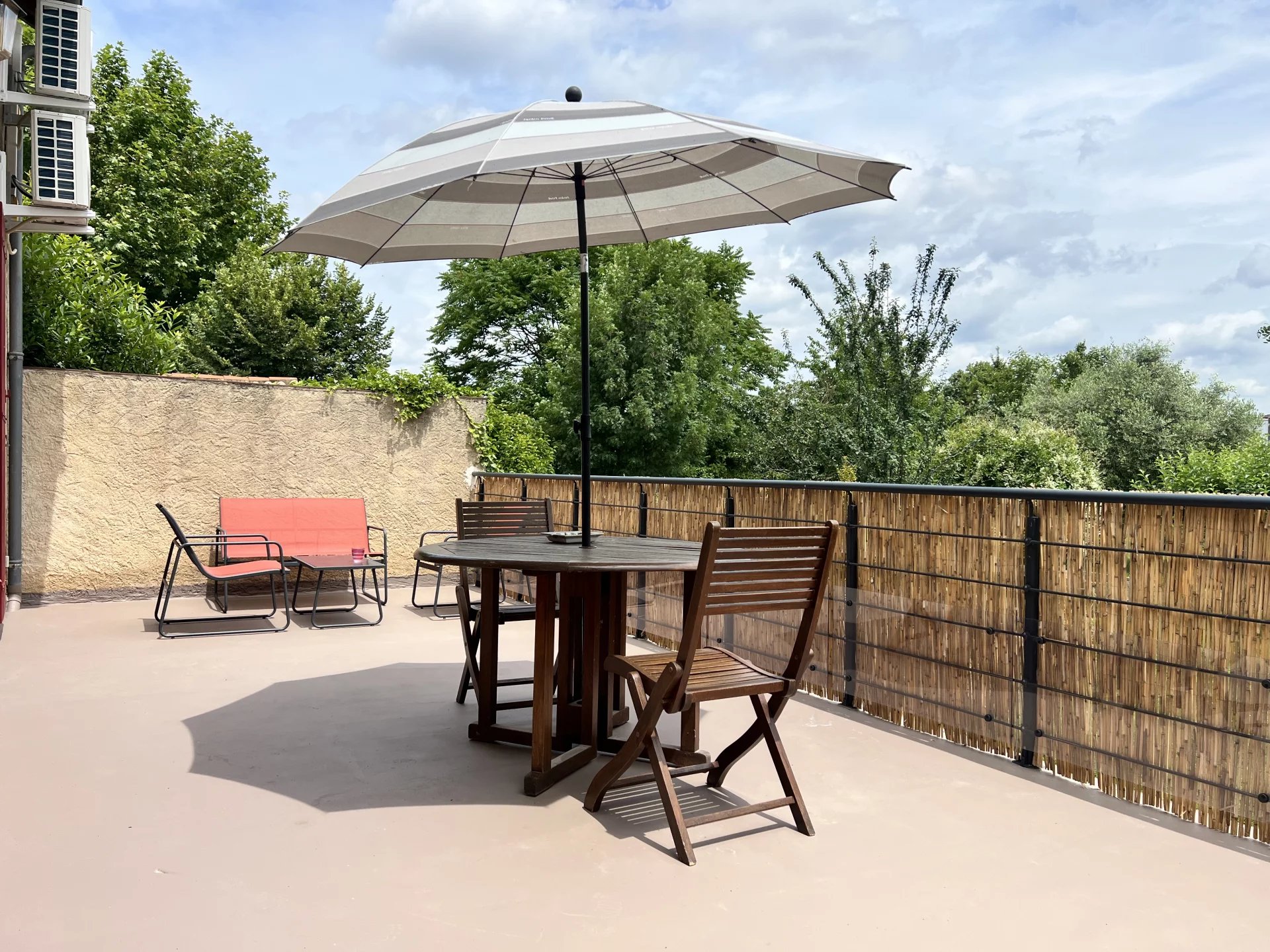 Appartement 100 m2 + terrasse, quartier hôpital