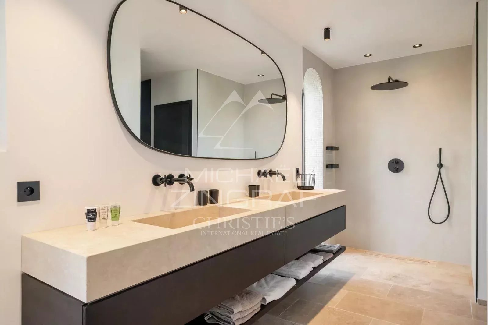 6 Bedroom Villa/Townhouse's Image 5