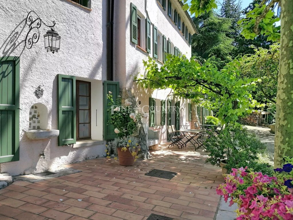 Villa for sale in Grasse — For sale property in Grasse with sea view