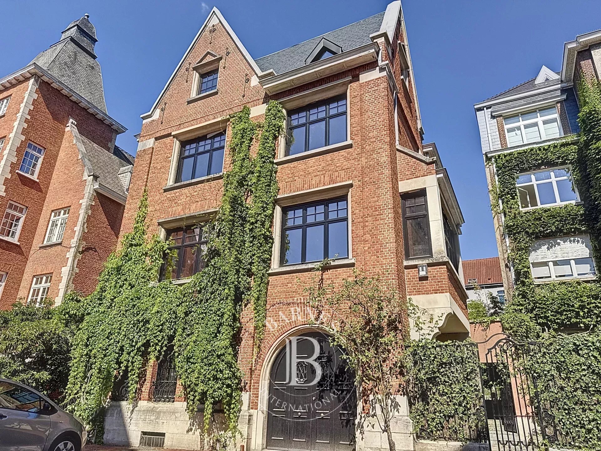 Facing the Abbey of La Cambre – Exceptional Townhouse with Renovation Project