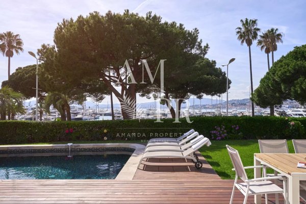 Cannes renovated 5 bedroom villa on La Croisette with sea view — photo 2