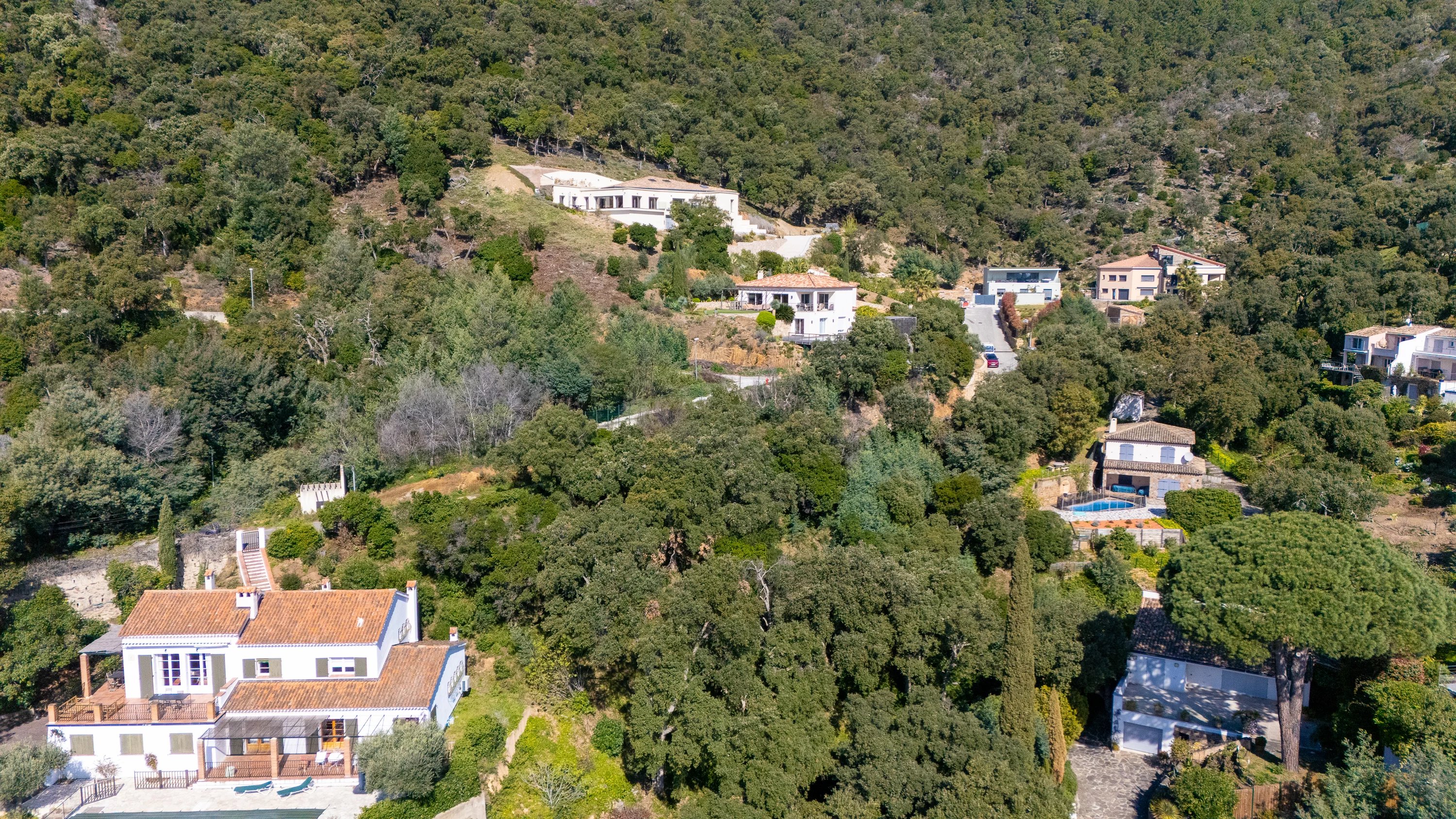 Overlooking the Mediterranean & Iles d'Or – Rare plot in a dominant position