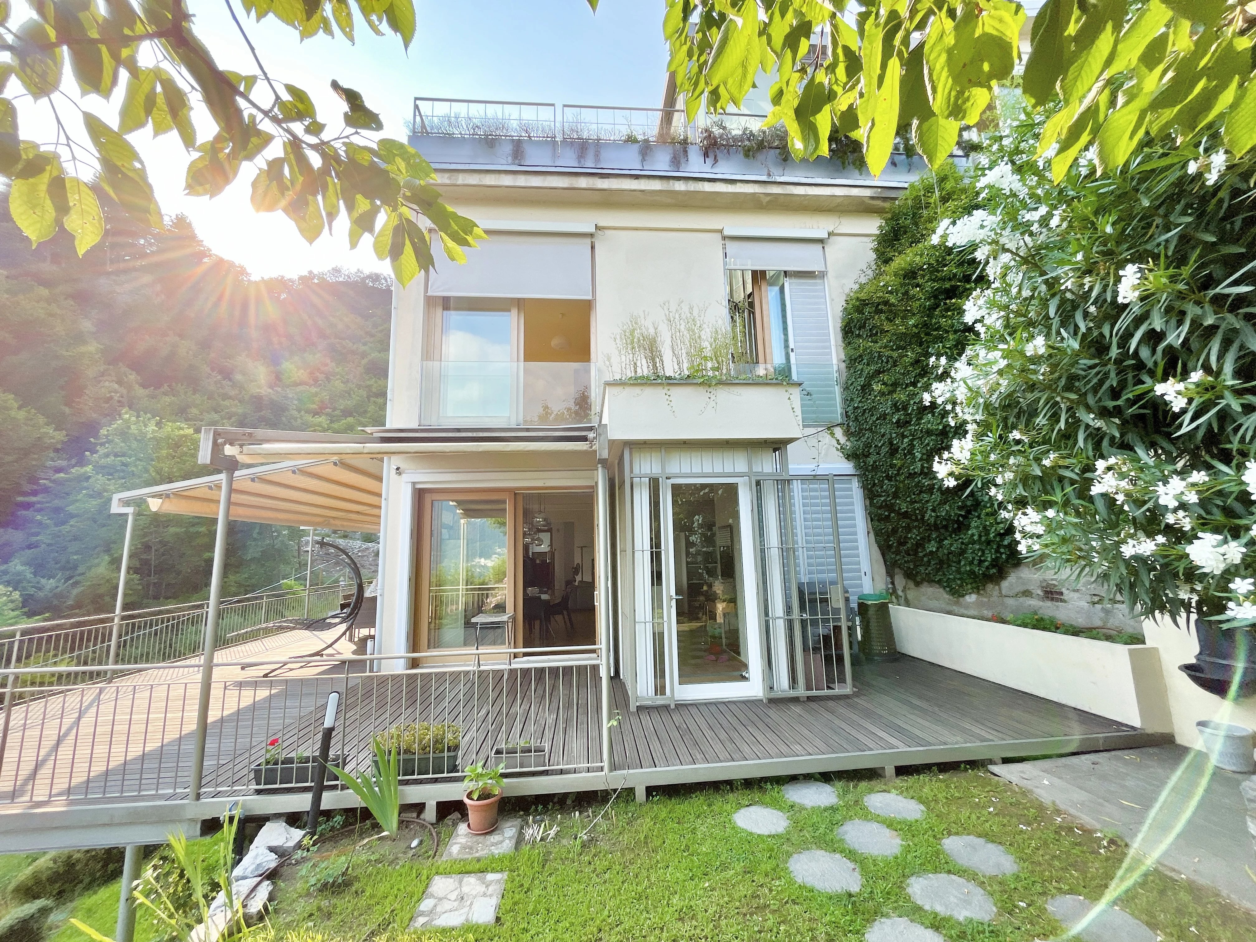 Appartement avec Plafonds Hauts, Baies Vitrées Panoramiques et Jardin Privé au Cœur de Cernobbio - picture 7 title=