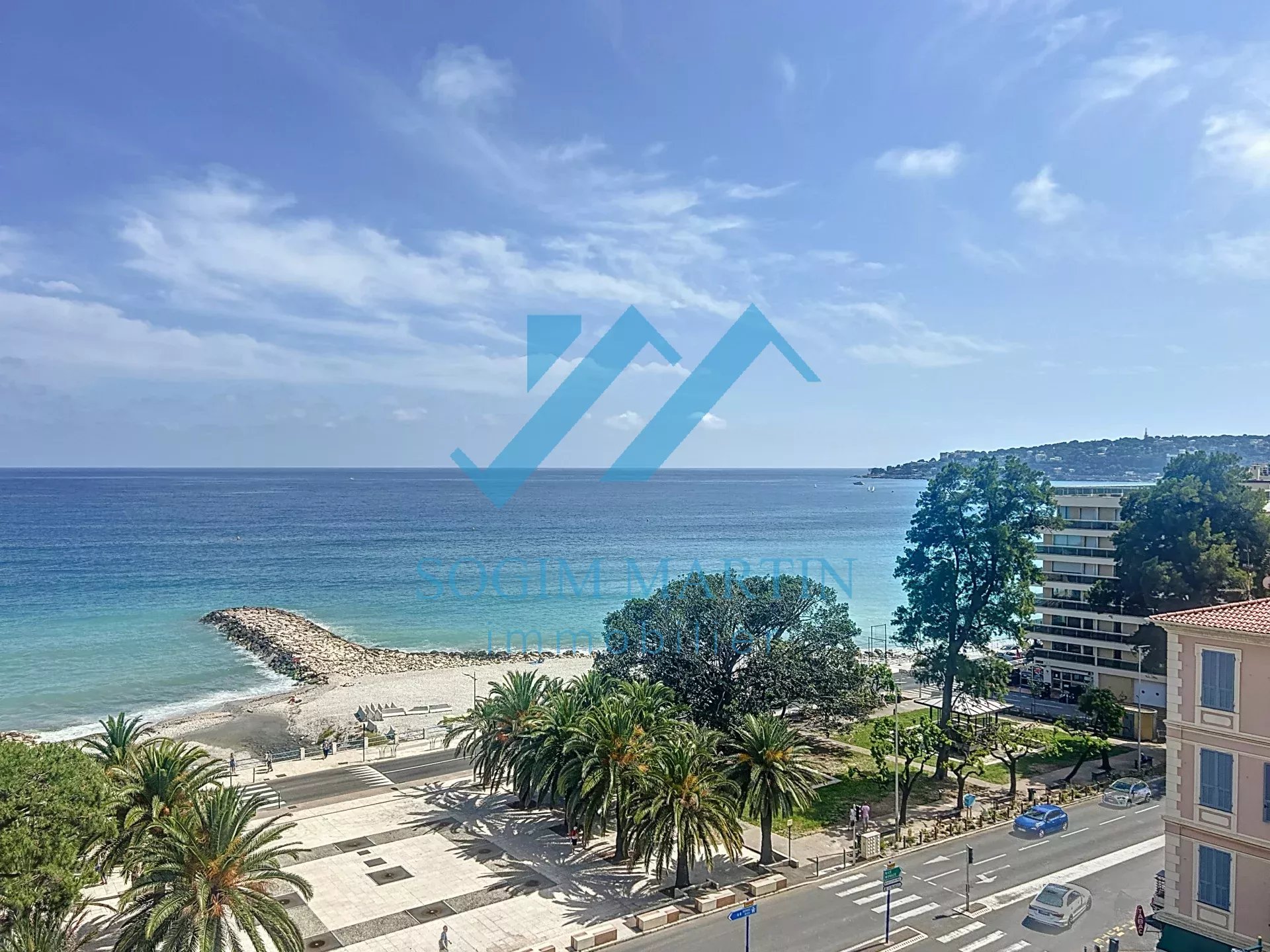 Menton Centre Ville en dernier  étage très beau deux pièces avec vue mer