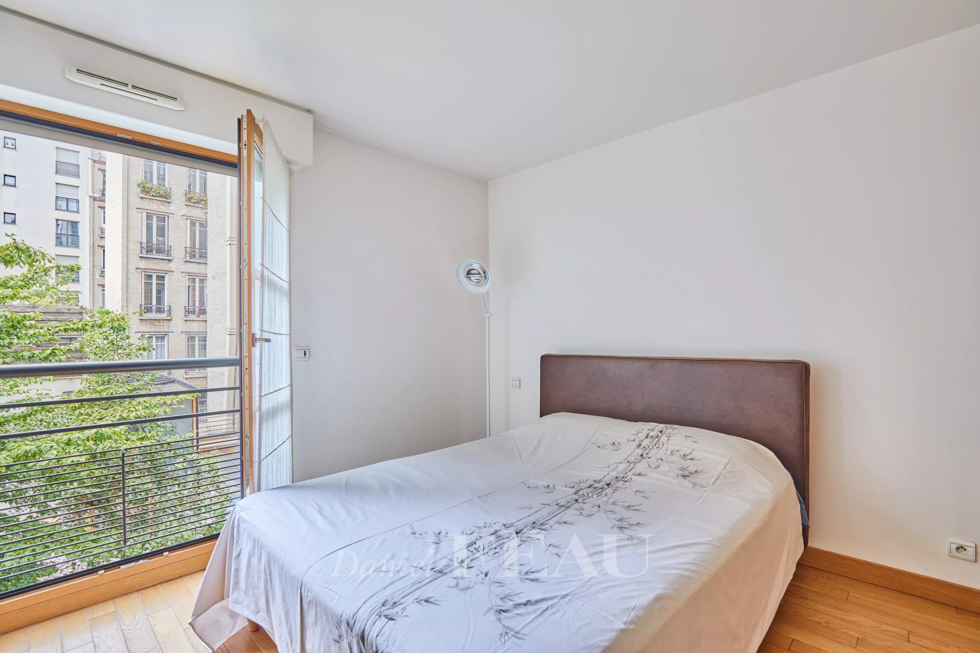 Première chambre avec rangements et exposition ouest