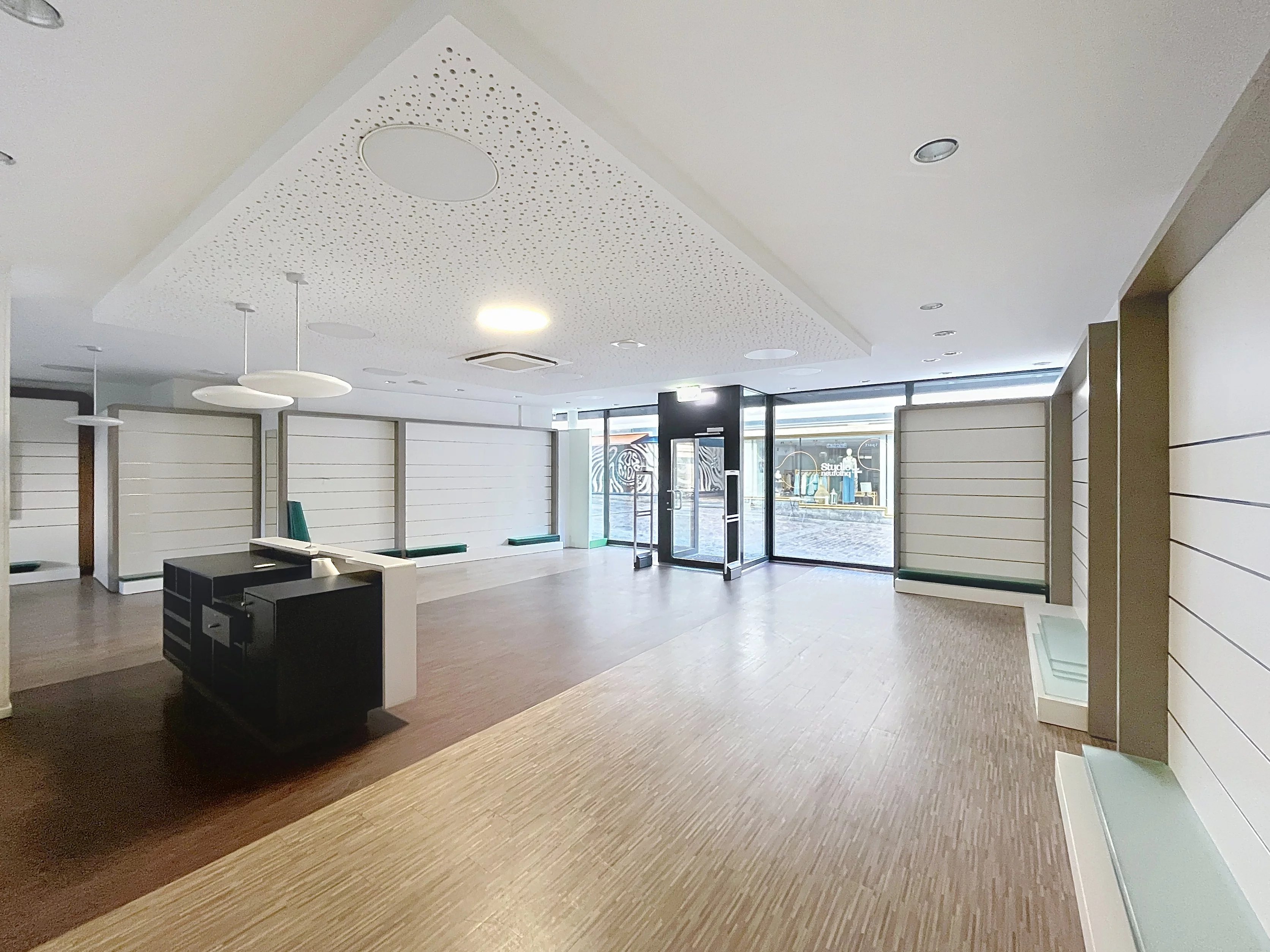 Local commercial au centre de Sion - Grandes surfaces modulables - Photo 4
