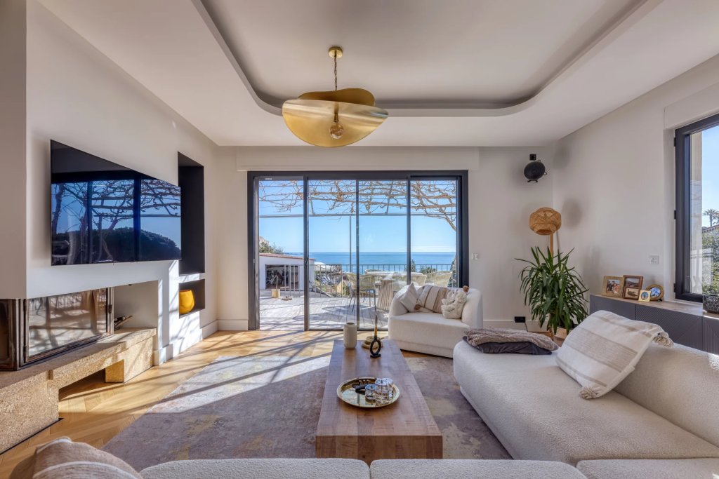 Villa for sale in Golfe Juan — Golfe Juan; 5-room villa with panoramic sea view