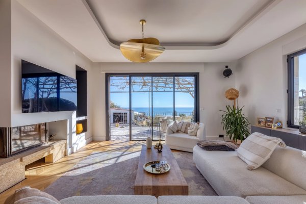 Golfe Juan; 5-room villa with panoramic sea view — photo 1
