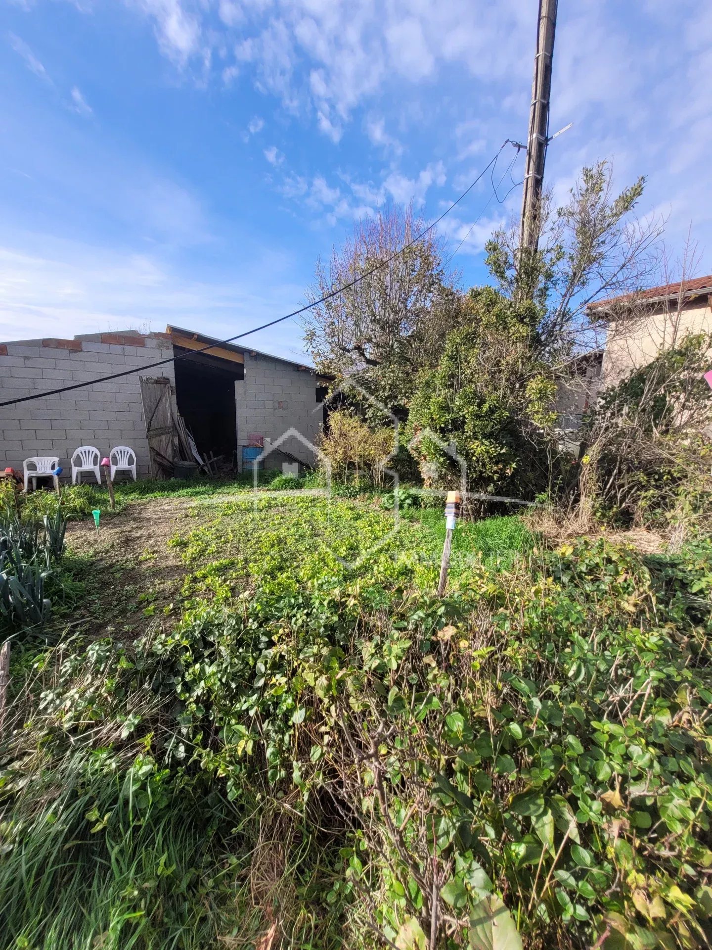 ANNEYRON, maison 2 pièces à rénover avec dépendances