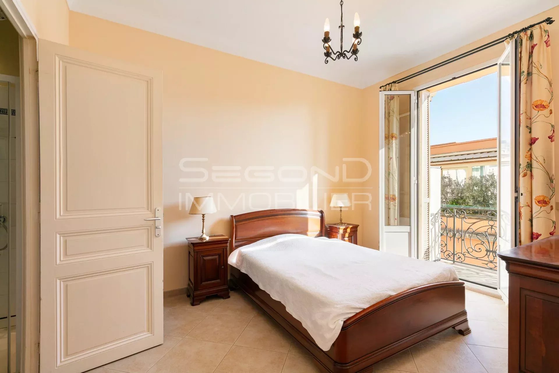 Vente 4 pièces lumineux avec balcons – Escalier du Castelleretto - immeuble bourgeois sous loi 1235