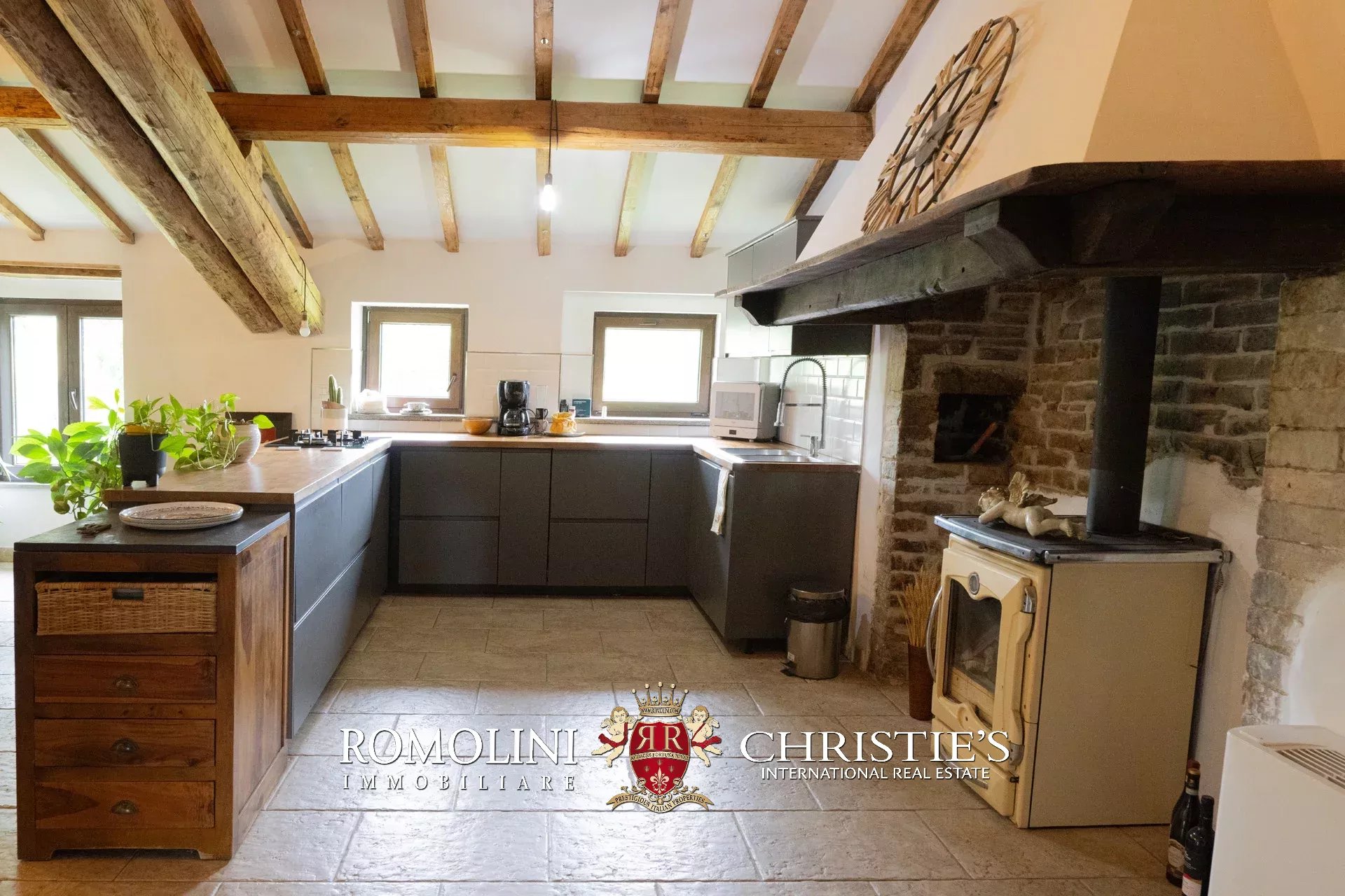 9 Bedroom Villa/Townhouse's Image 35