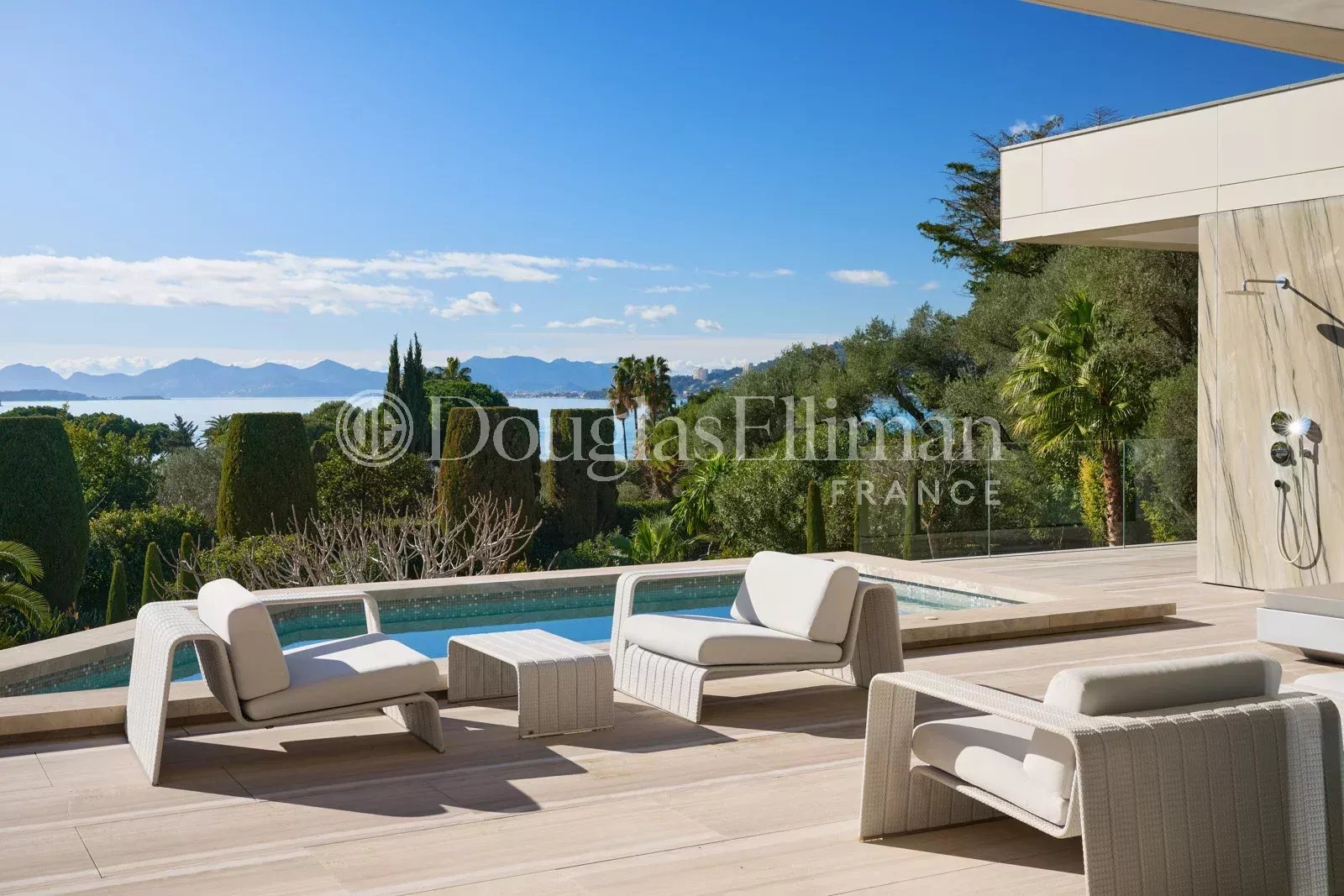 CAP D’ANTIBES – Exceptional contemporary villa with panoramic view - Picture n°3