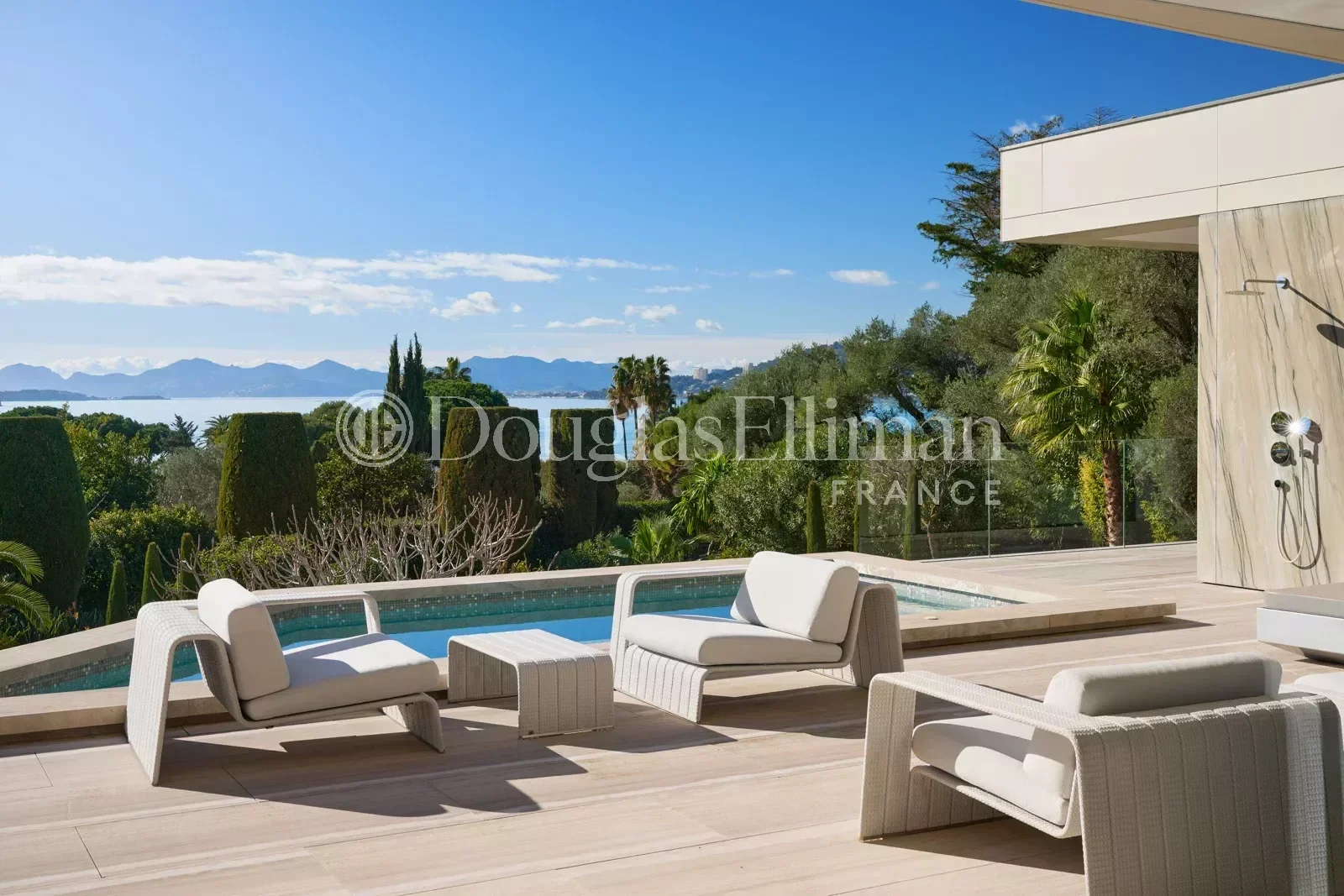 CAP D&rsquo;ANTIBES – Villa contemporaine d’exception avec vue panoramique - Image nᵒ3