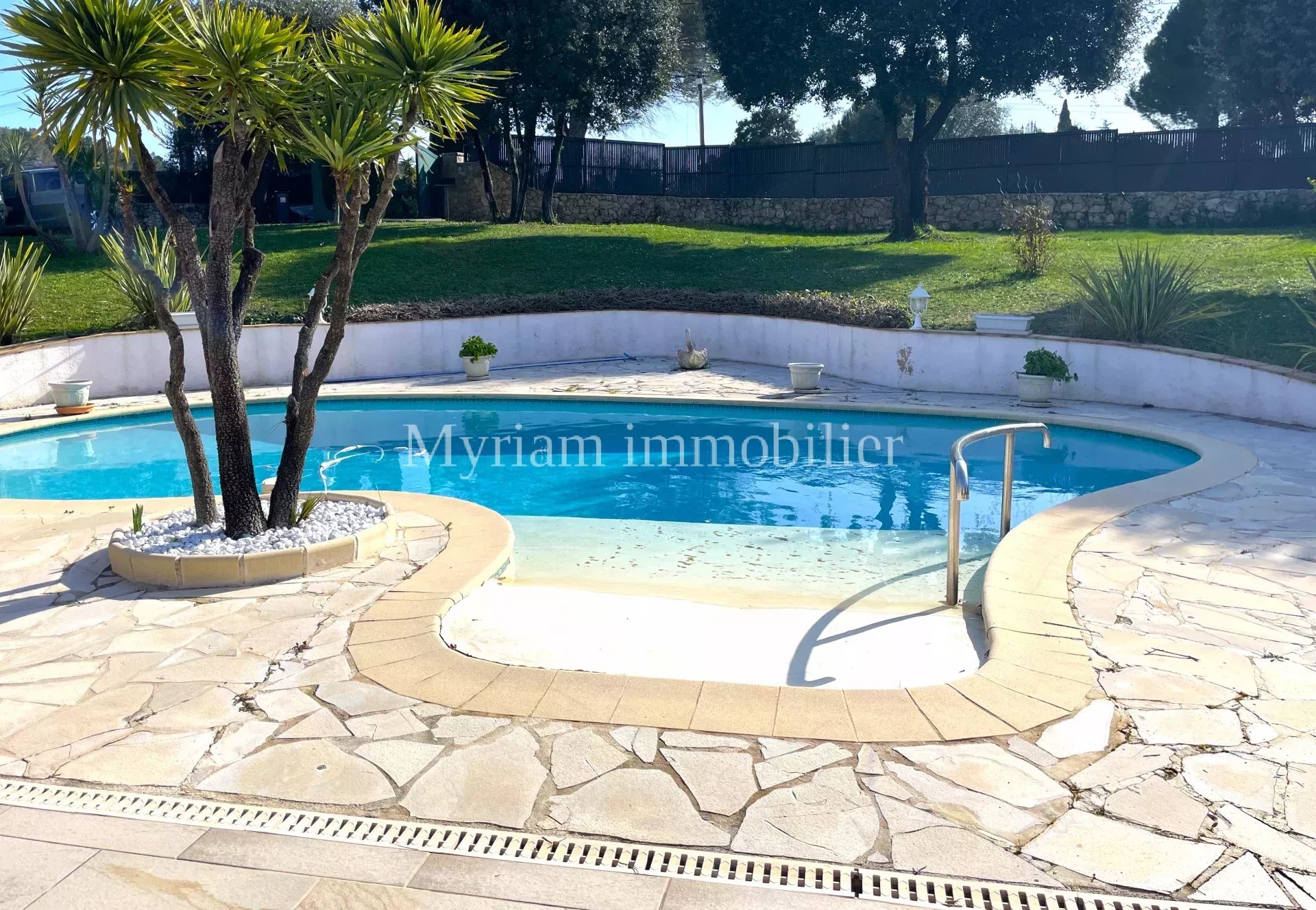 5-room house with swimming pool and clear view in PEYMEINADE