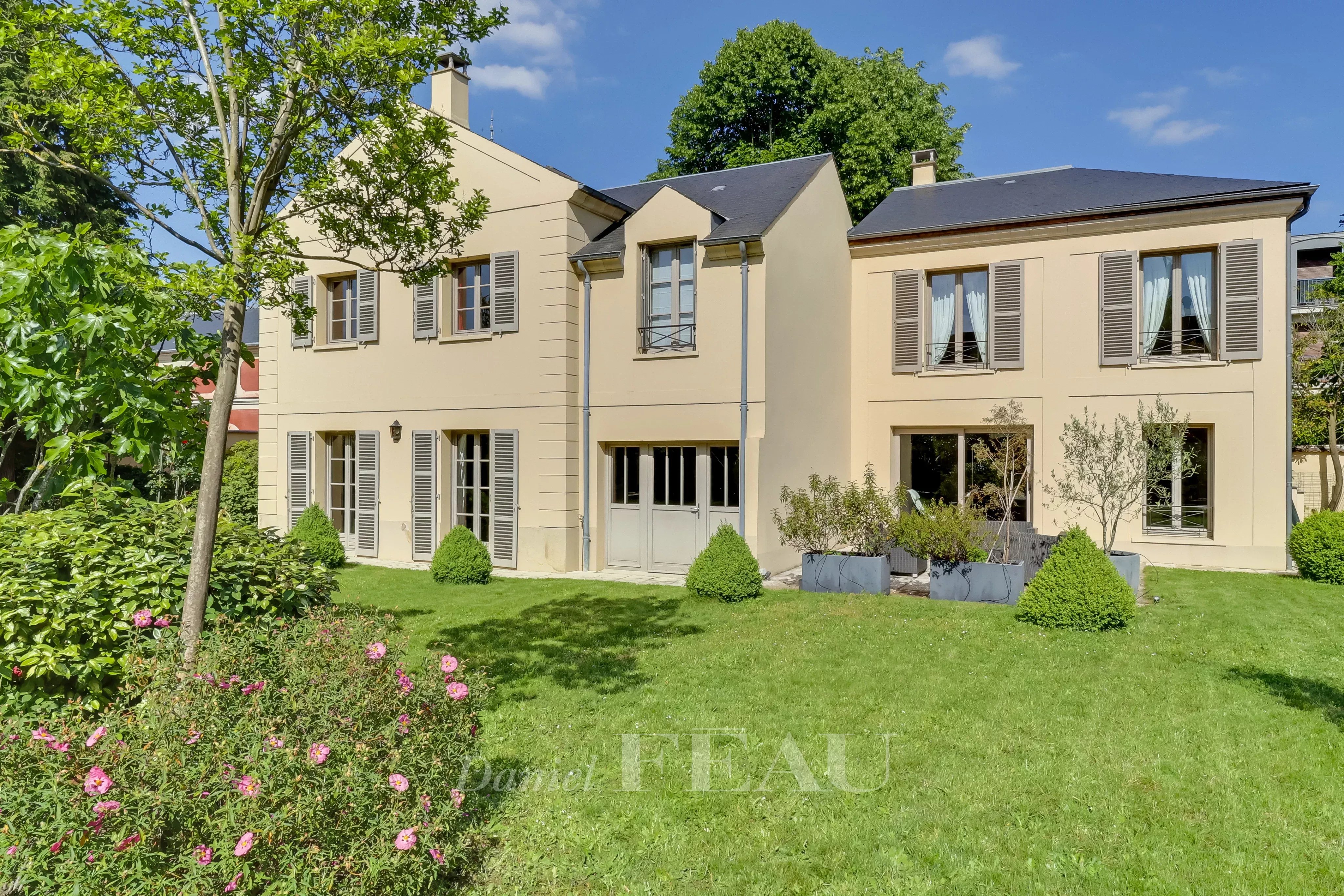 VERSAILLES Montreuil – Maison familiale de 340 m² habitables, patio, terrasses et jardin paysagé d'environ 1 000 m²